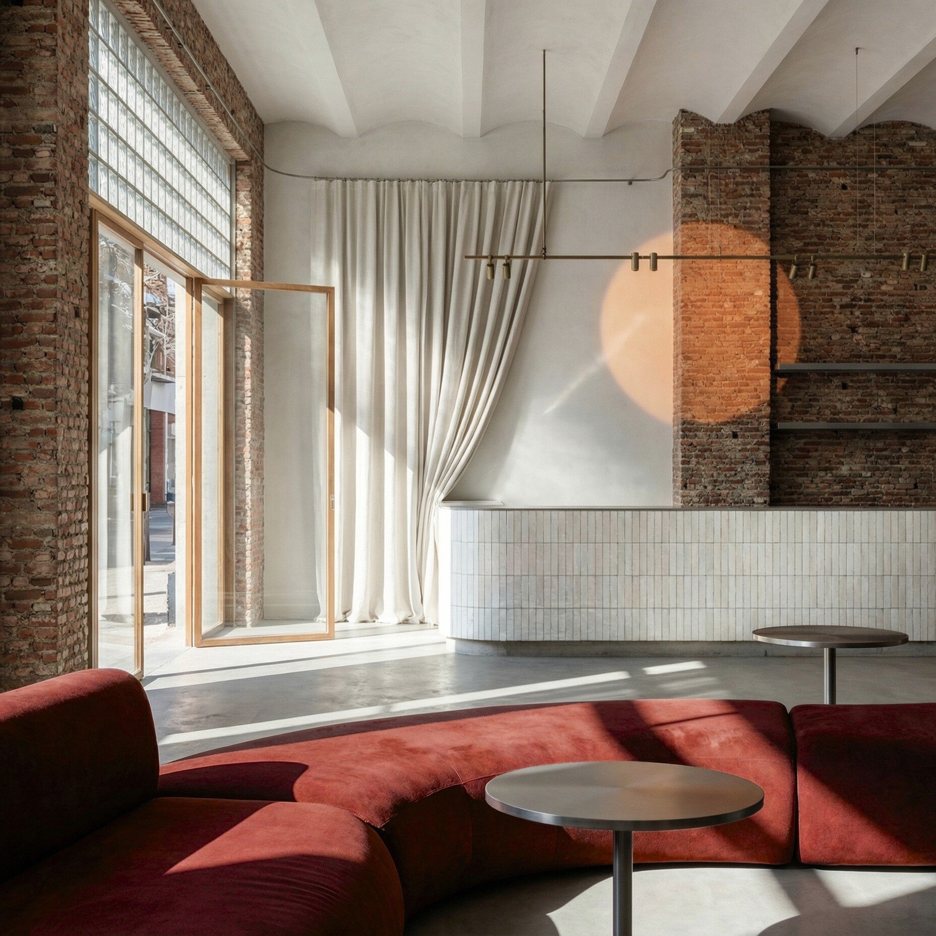 Reforma integral de local comercial y espacios de hospitality, combinando rehabilitación, interiorismo, iluminación e instalaciones para crear espacios funcionales, eficientes y con una identidad única.
