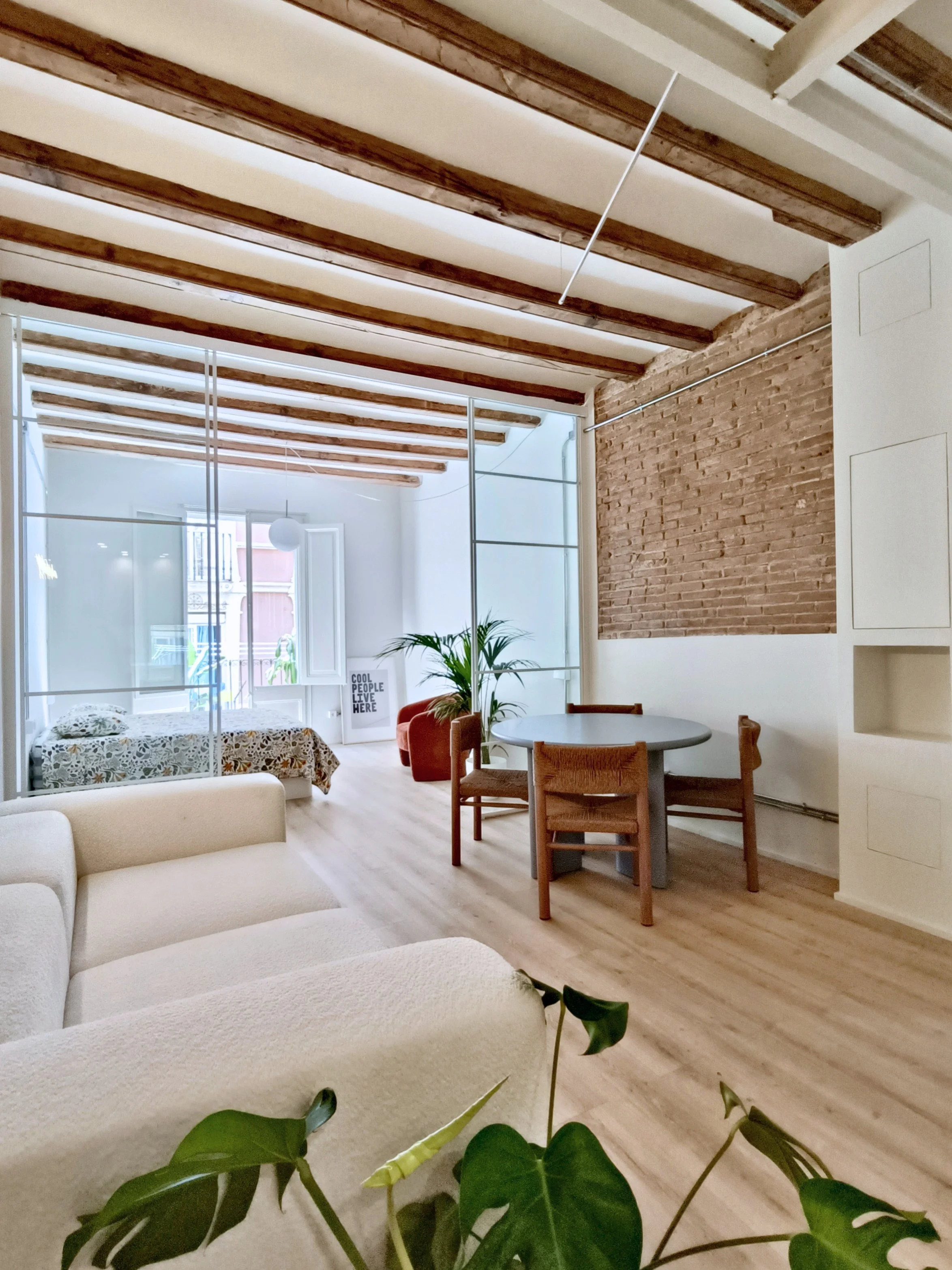 Reforma integral de vivienda con recuperación de elementos originales, mejora de instalaciones y optimización de espacios. Un proyecto que combina confort, funcionalidad y diseño para crear espacios luminosos, eficientes y adaptados a las necesidades