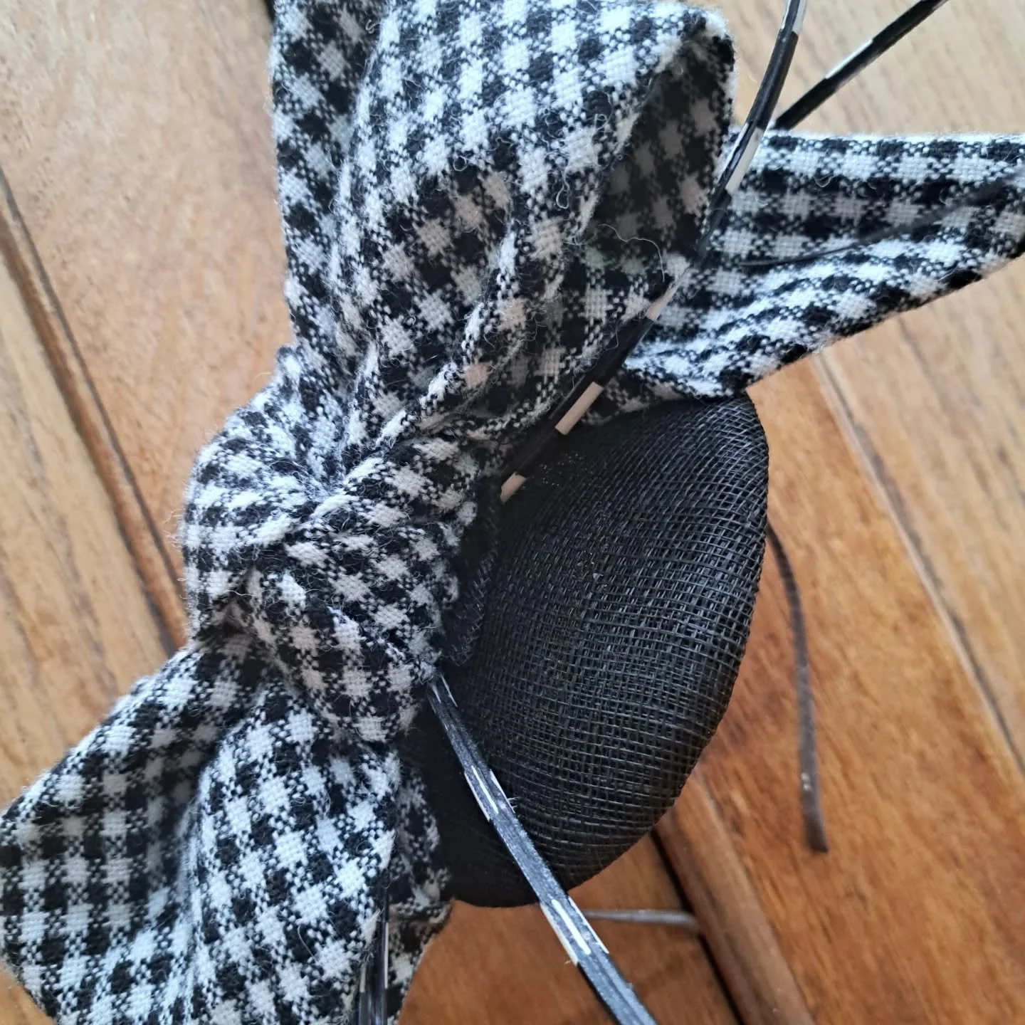 Monochrome, sharp black and white/ivory, goes with lots of block colours, perhaps with other black and white/ivory accessories. 

The tweed fabric used to make this knot and bow is Teifi Tweed, made in West Wales. I've had a few pieces of monochrome 