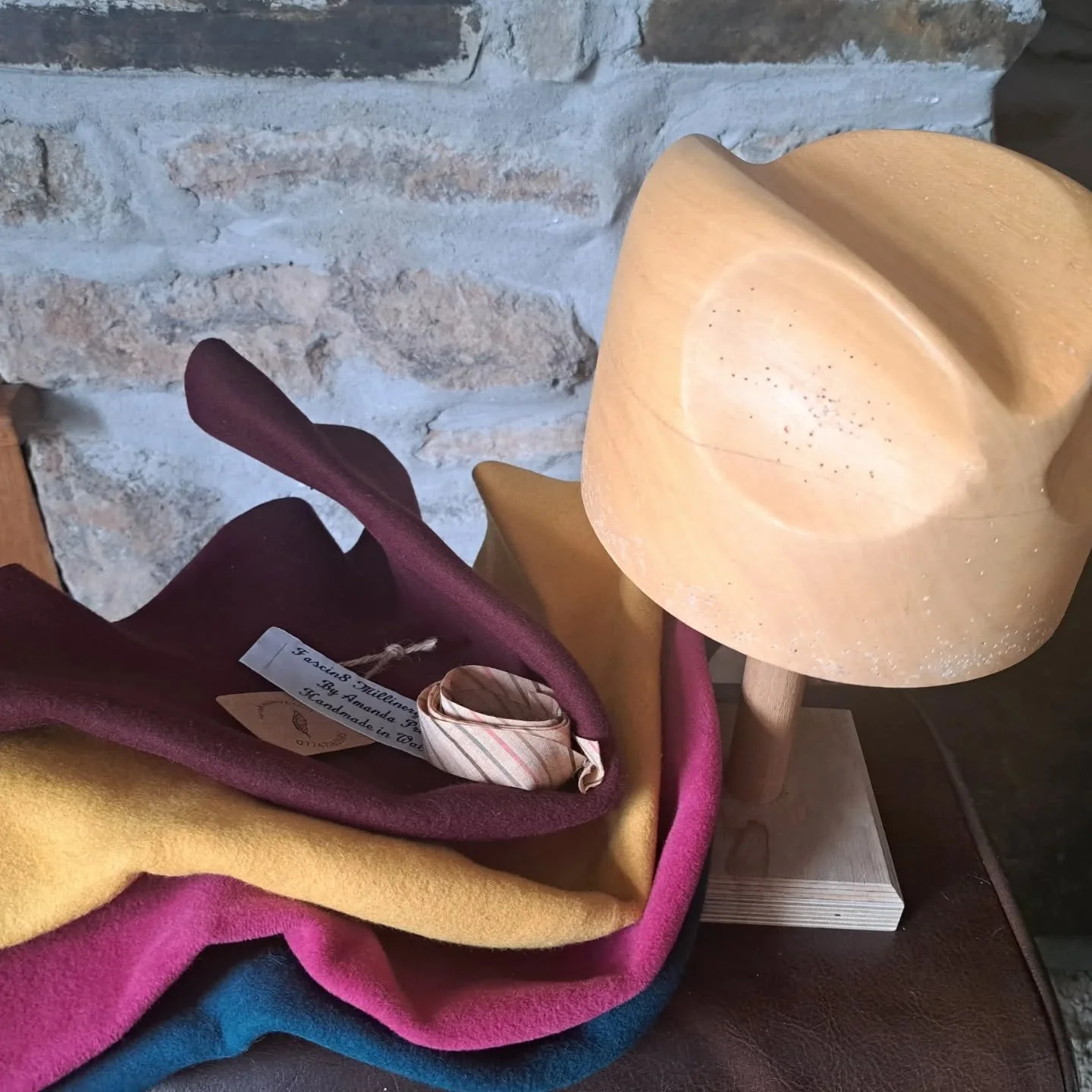 There's always plenty going on in the hat making scene for occasions and events, but it's also time of year to make some things for shows and fairs, like trilbies, caps, brooches! 

Made to order and available to buy. x

#welshmilliner
#midwalesmilli