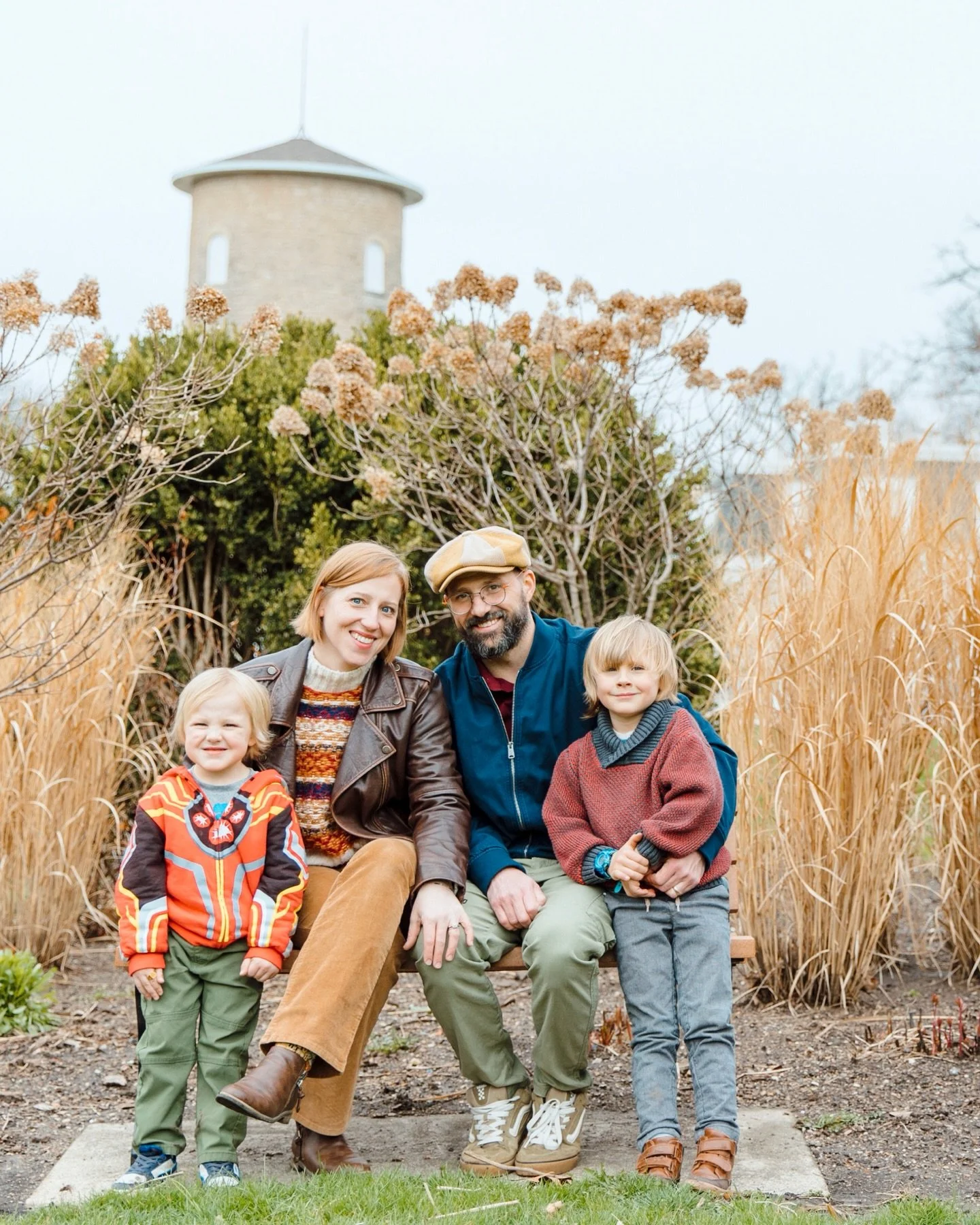 Okay- we may have forced our friends to stand outside in 40 degree weather for us&hellip; but LOOK AT THESE!!! No regrets. 🌷

Last week we met some of our friends at the Ellwood House for a little sneak peek ahead of Spring Mini Sessions and we are 