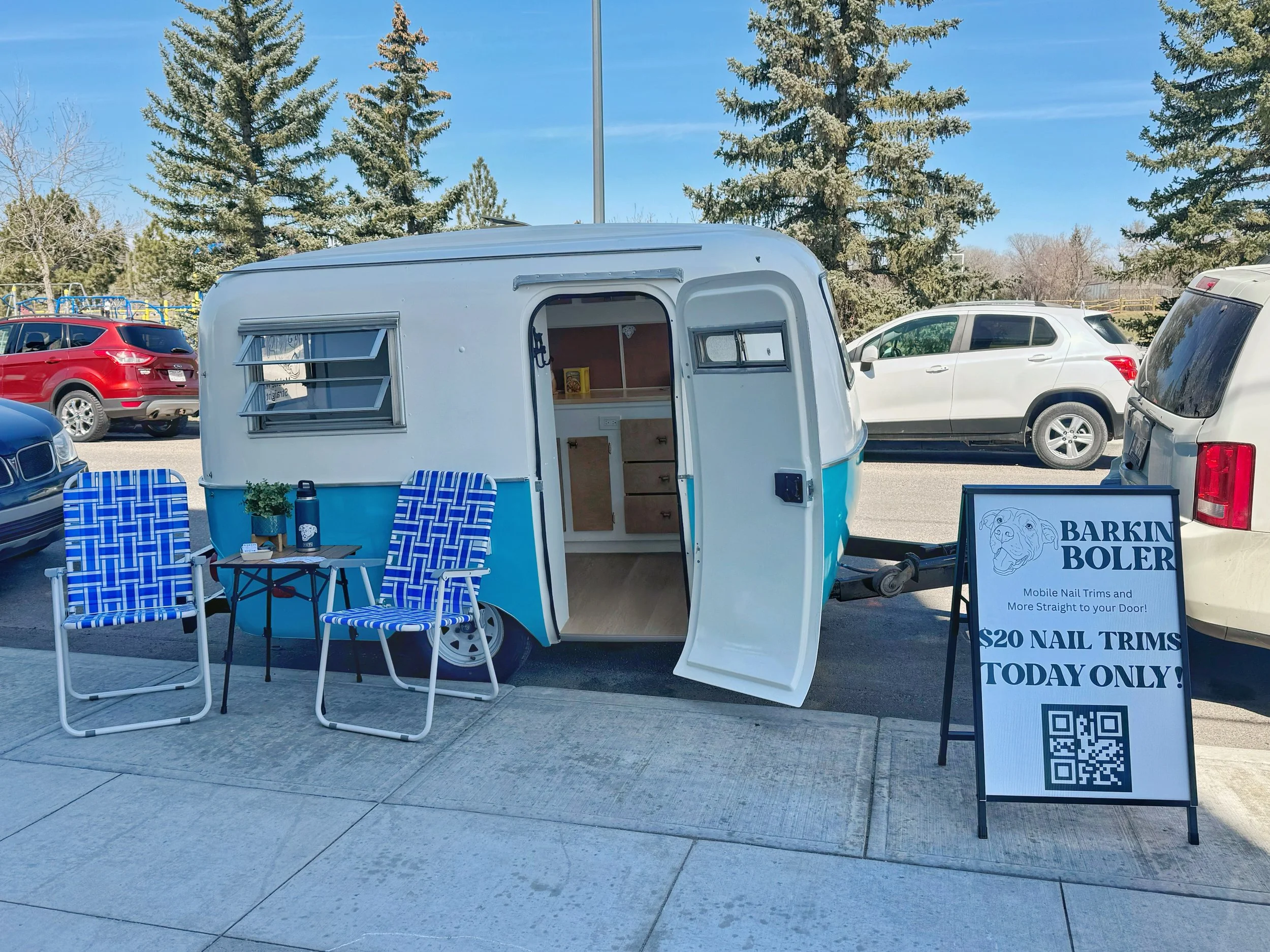 Thought our market set up deserved a spot on the main feed 😍

Met so many great dogs (and their people), trimmed a whole lotta nails and got to see this all come to life. 

Thanks to everyone who came by, see you at the next one 🤍

#yycmarkets #cal