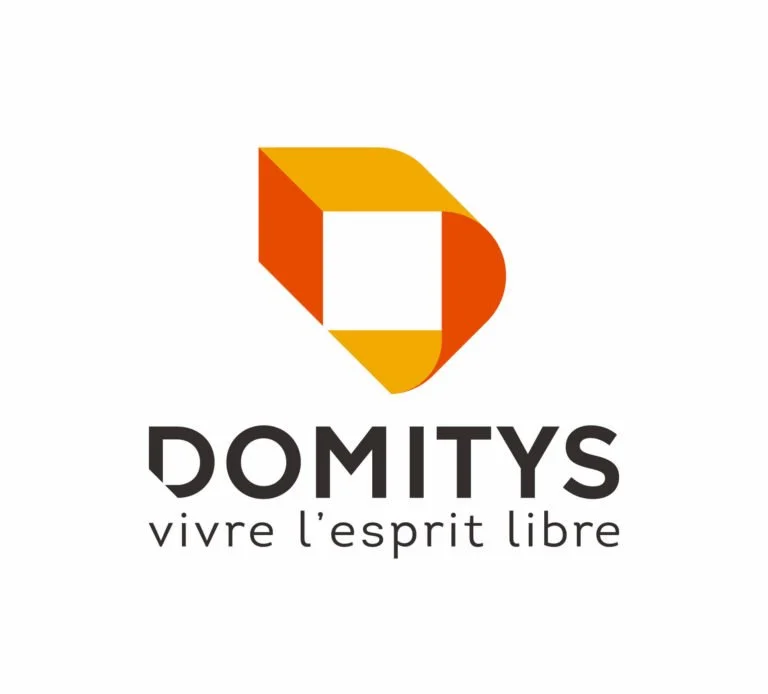 Logo de Domitys avec un symbole géométrique orange, jaune et rouge et le texte "DOMITYS vivre l'esprit libre"