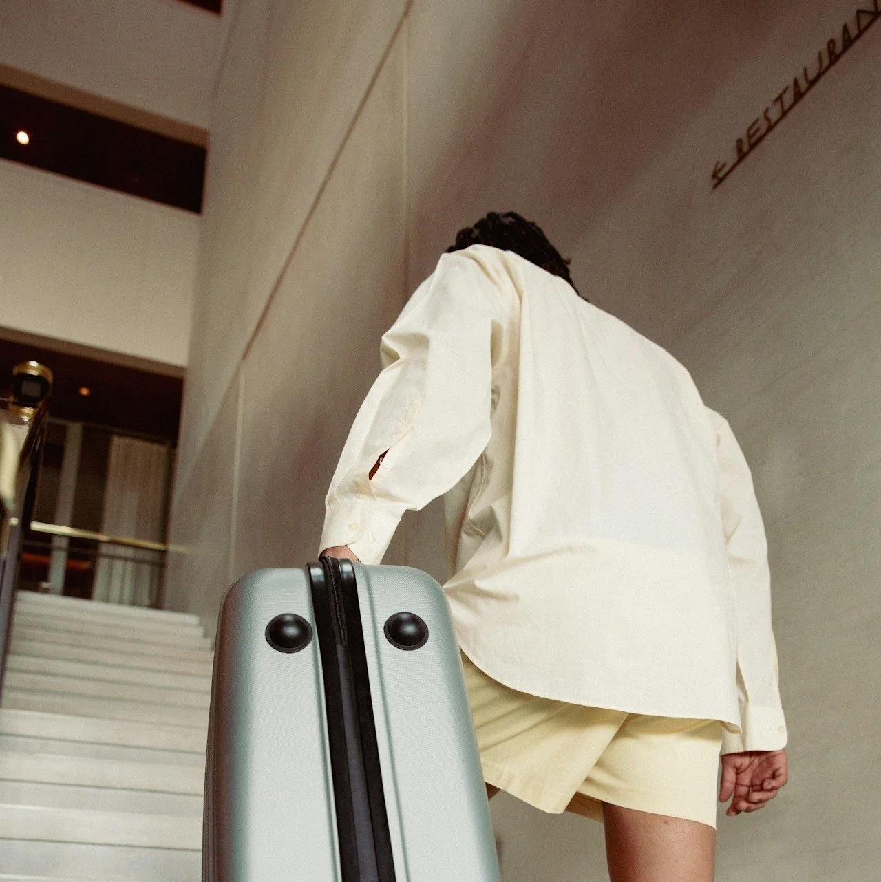 How to Avoid Bloating While Flying: Causes &amp; Tips for a Comfortable Flight