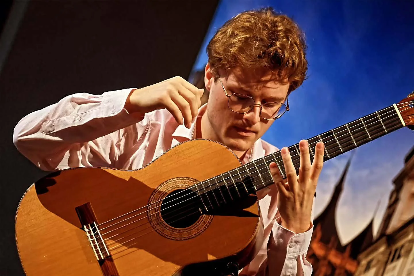 Leon playing a concert in Kutna Hora
