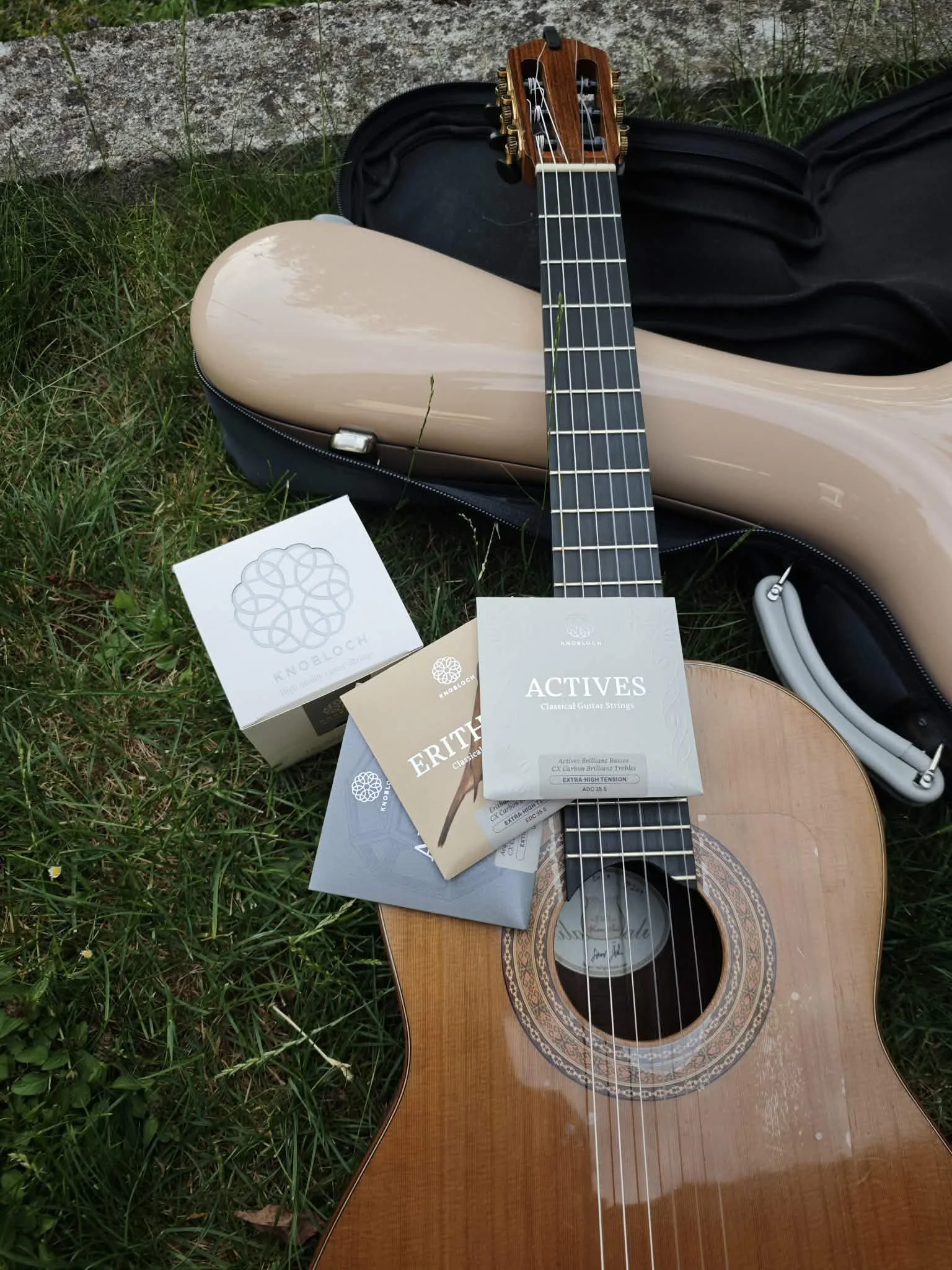 Guitar and Knobloch strings of Leon Ravnikar