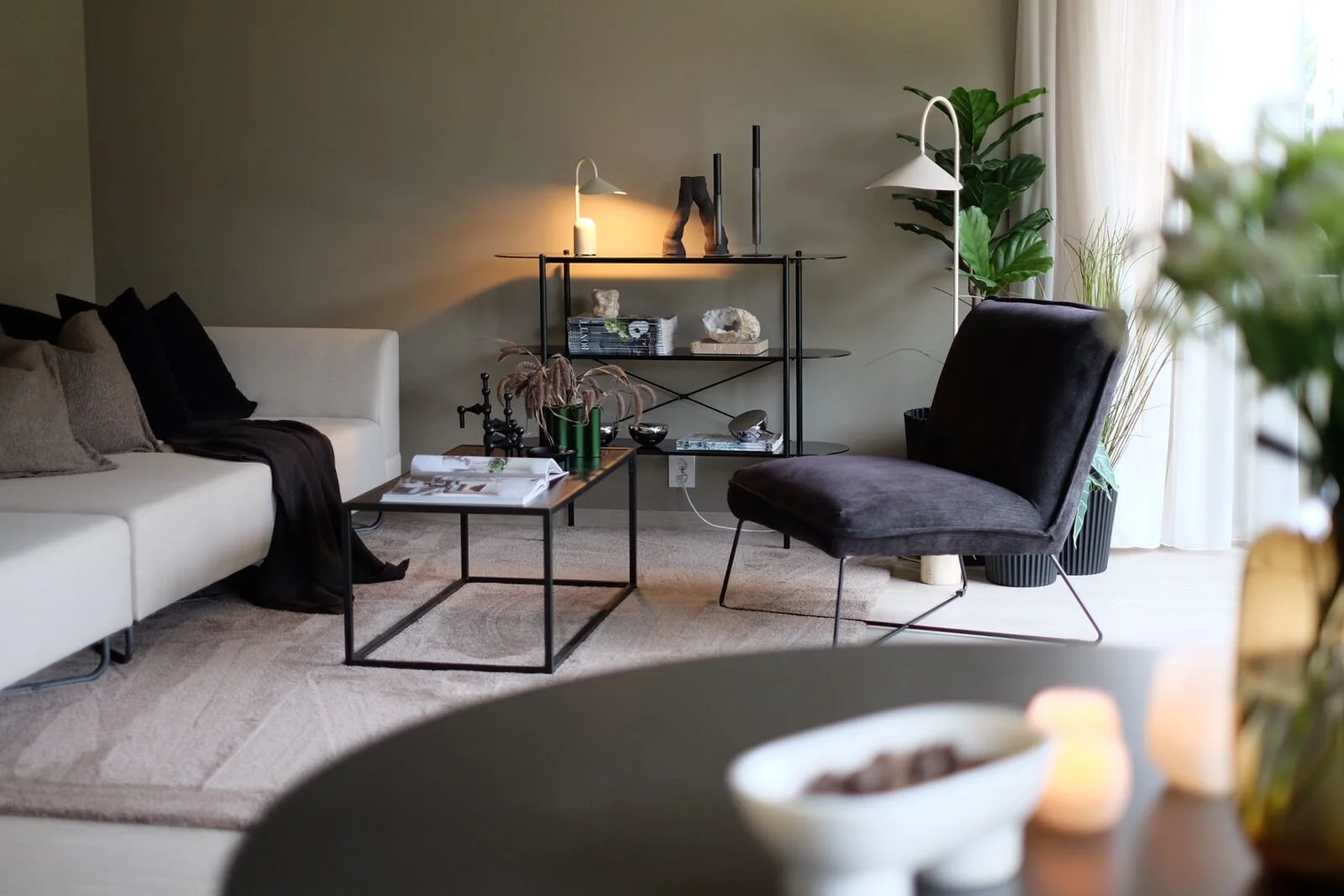 Lys og moderne stue i nøytrale fargetoner