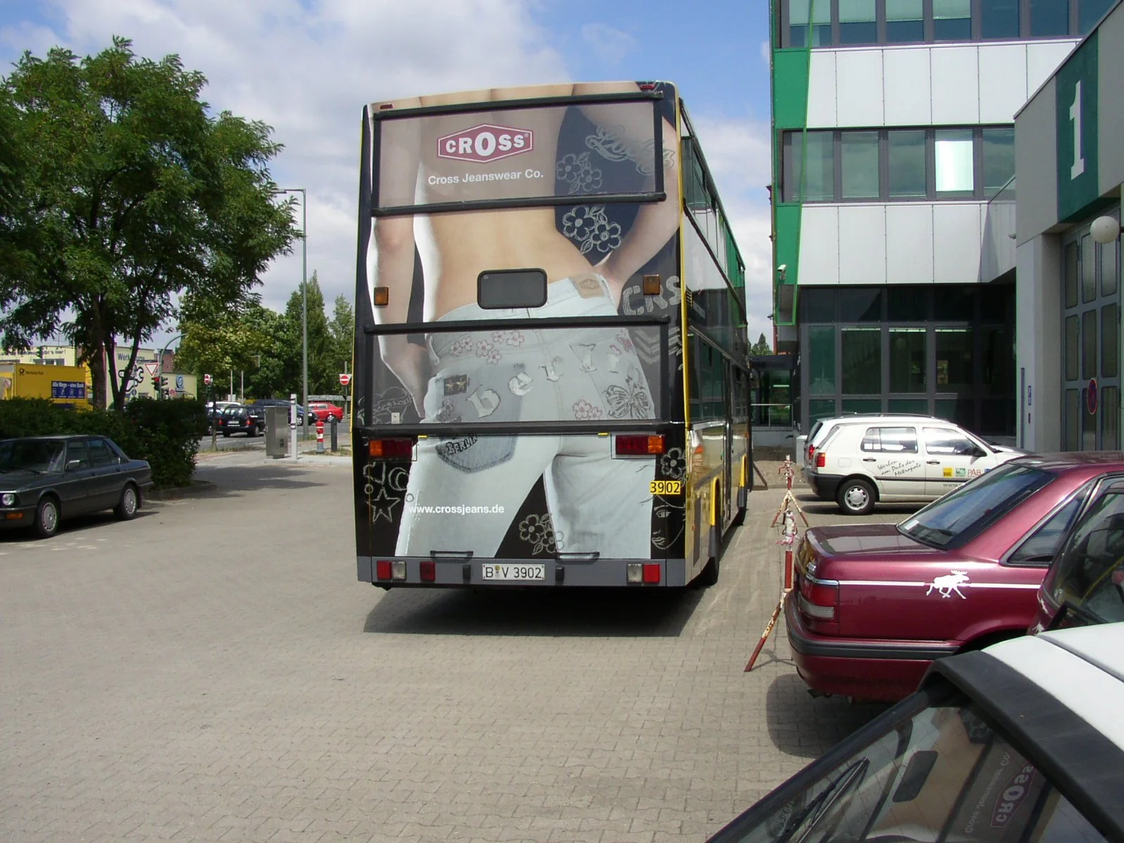 Werbegestaltung für CROSS Jeans an einem BVG Doppeldeckerbus, Hinteransicht