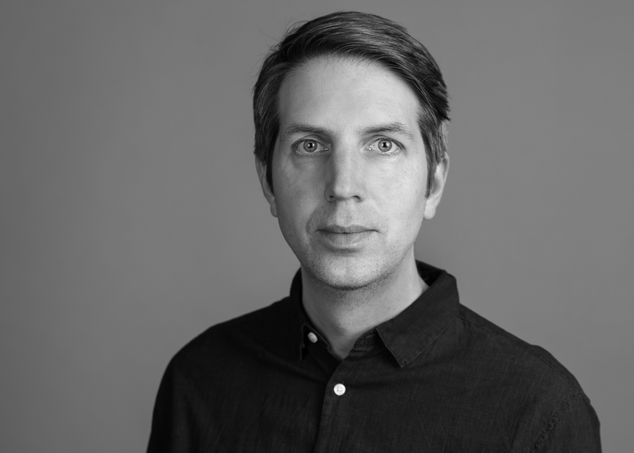 Schwarz-Weiß-Porträt des Grafikdesigners Christian Lorenzo
