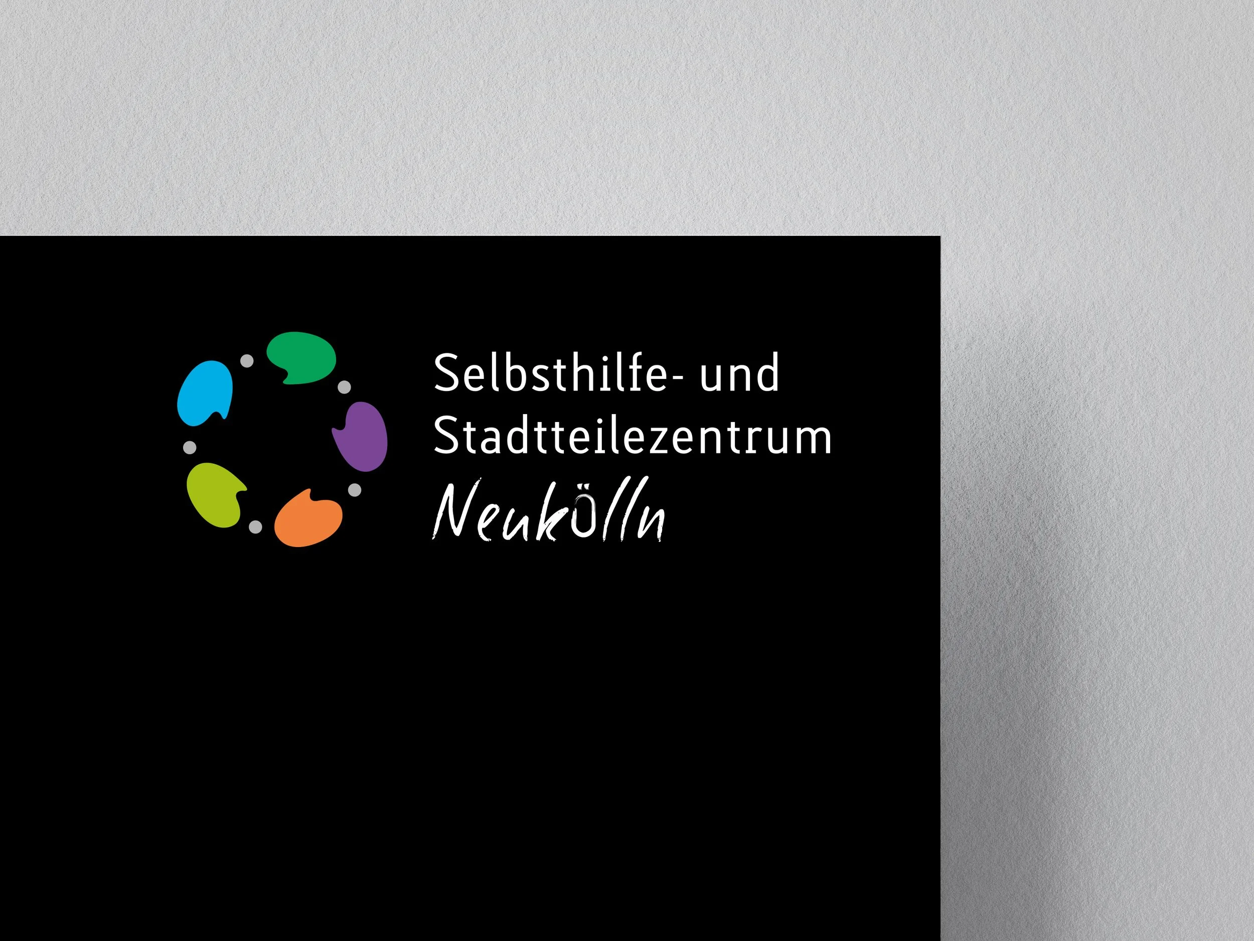 Logo-Design für das SHZ Neukölln mit dunklem Hintergrund