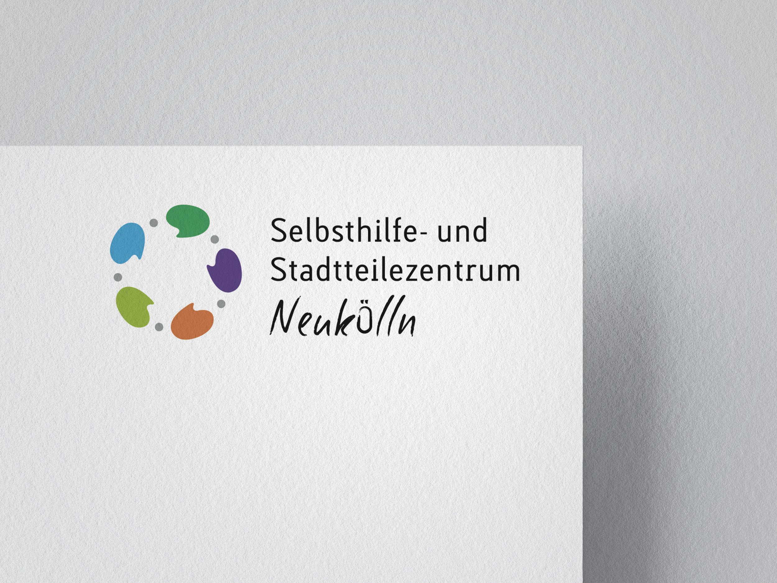 Logo-Design für das SHZ Neukölln mit hellem Hintergrund