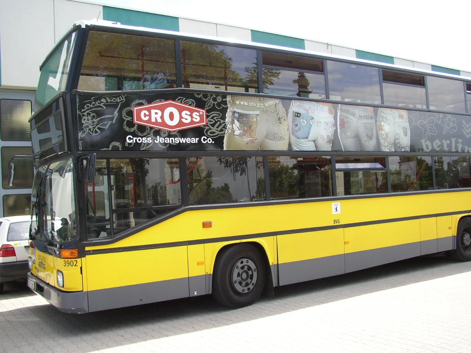 Werbegestaltung für CROSS Jeans an einem BVG Doppeldeckerbus, Seitenansicht