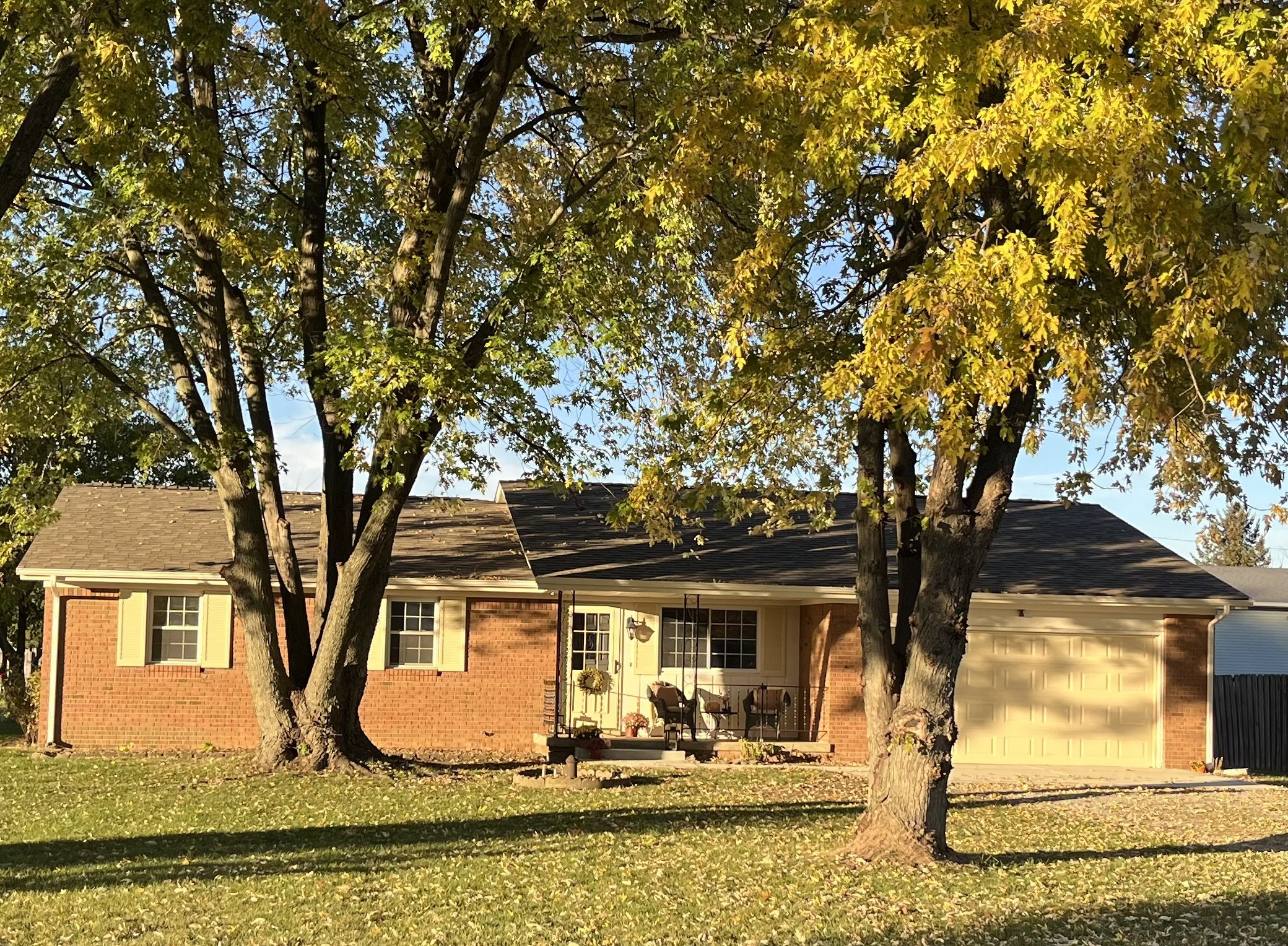 What I like best about this home is the desirability of so many fixed features from the flow and layout, to the loveliness and size of the lot, to its convenient location. Its fresh and tasteful finishes are simply icing on the cake!