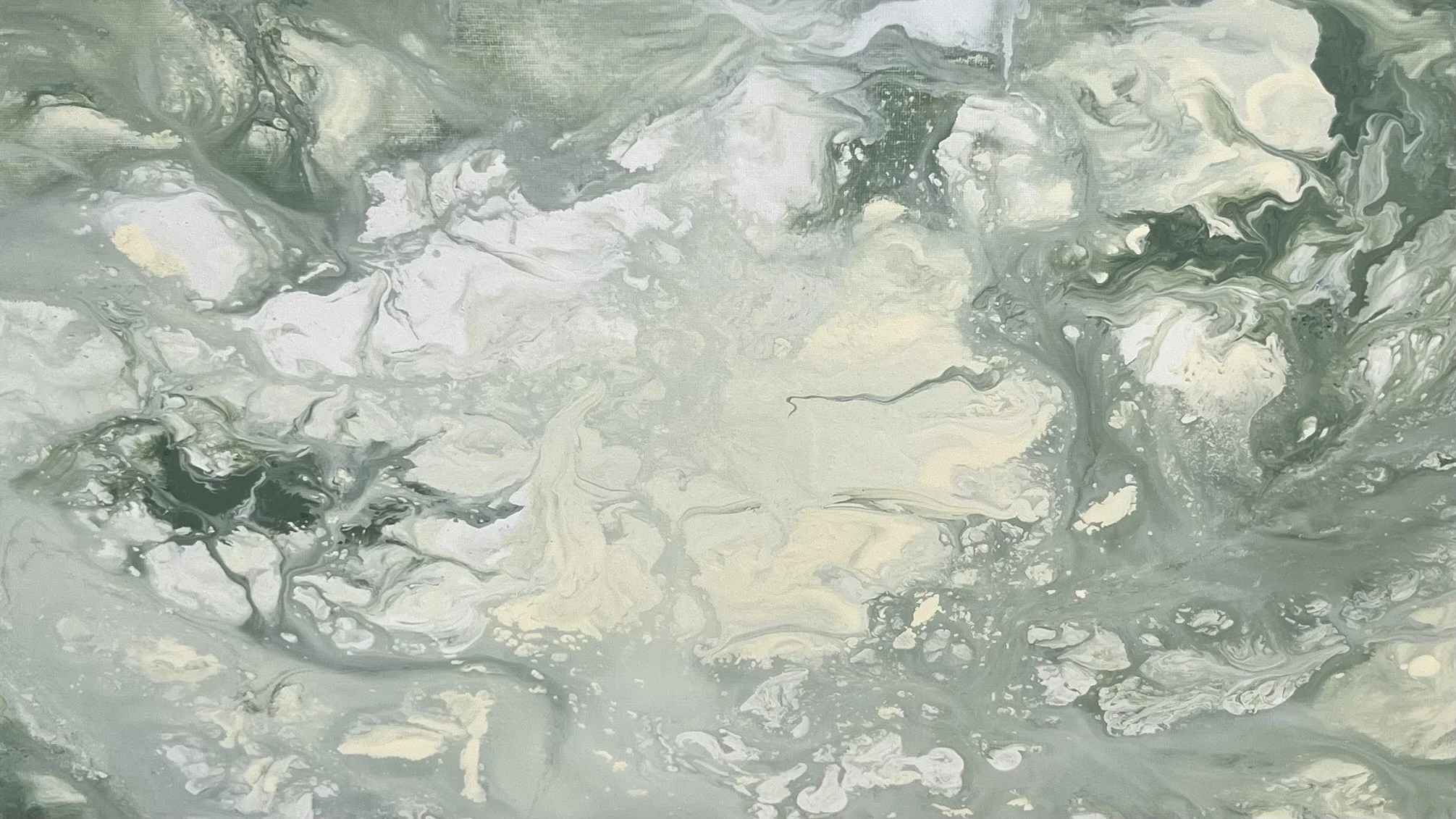 Abstrakte Wandmalerei mit grün, weiß und grau Tönen.