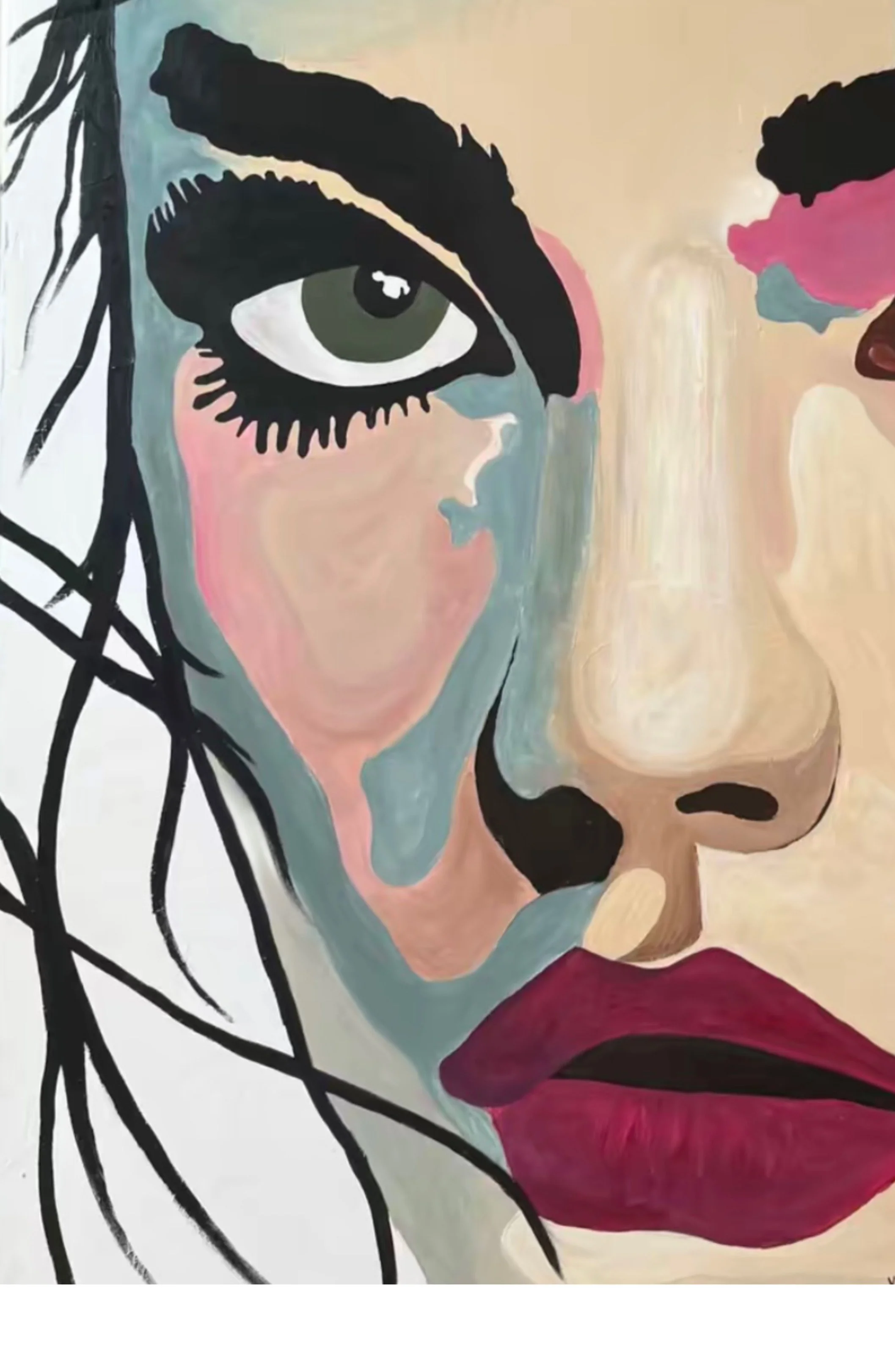 Abstraktes Gemälde eines menschlichen Gesichts mit großen grünen Auge, roten Lippen und mehreren bunten Farbfeldern in Pastellfarben, ergänzt durch schwarze Linien im Haar.