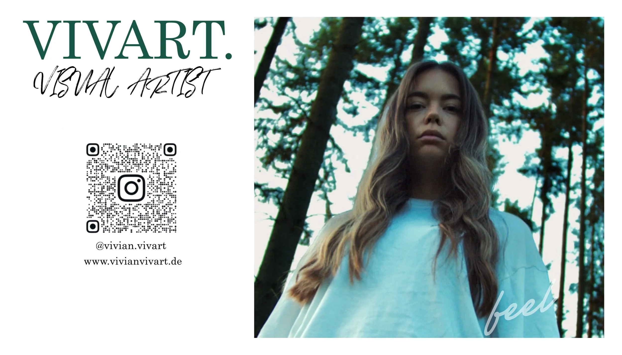 Porträt einer jungen Frau mit langen, lockigen Haaren, die vor einem Wald im Freien steht, mit Text und QR-Code auf der linken Seite, eingeschlossen in einer weißen Fläche.