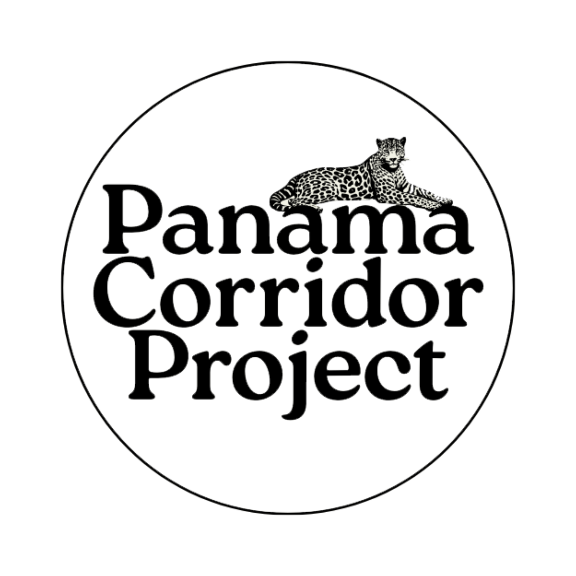 Logotipo en blanco y negro con una figura de un jaguar acostado encima de las letras que dicen 'Panamá Corridor Project'. El logotipo está dentro de un círculo.