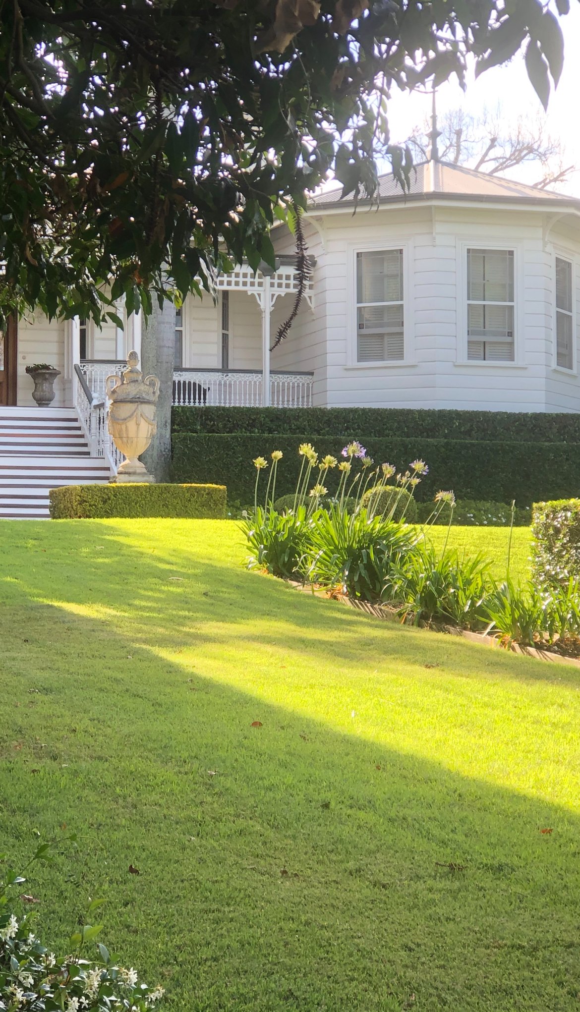 Full-service landscape maintenance Acreage and High End residential – Scheduled and considered care across all aspects of landscape maintenance including general gardening, plant and soil health, fertilisation, lawn care, gardening, mulching, pruning