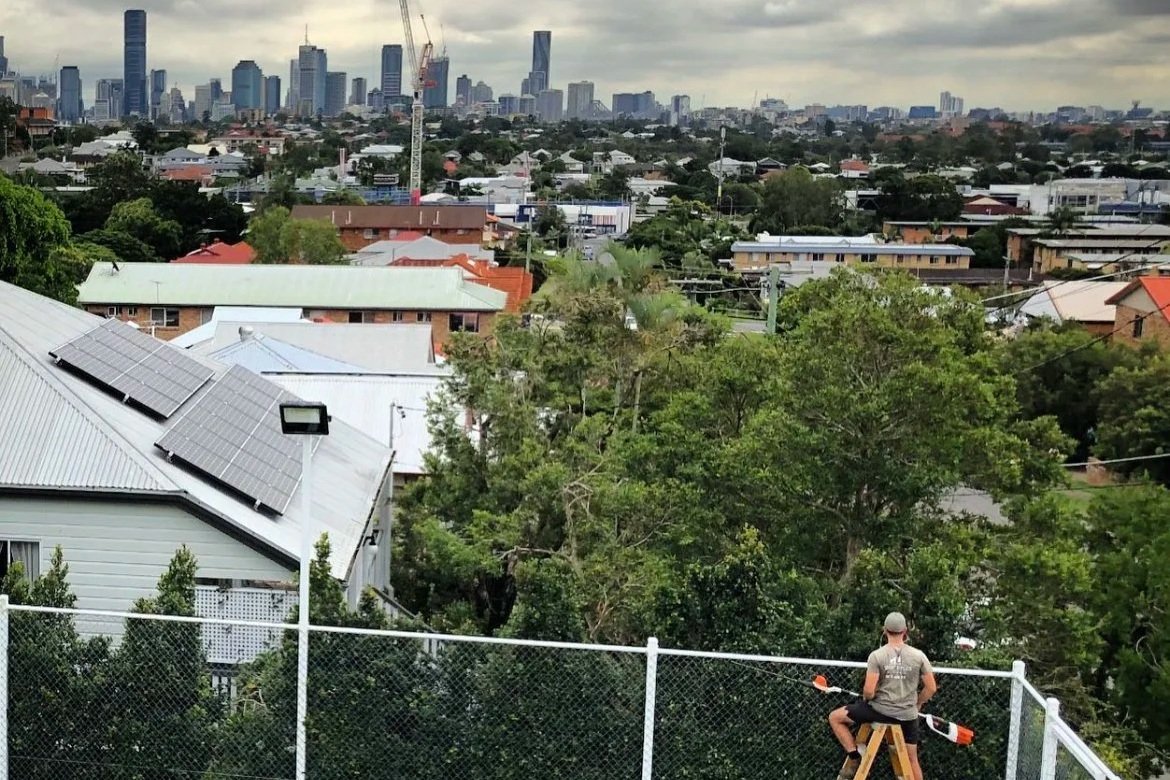 Hedge trimming from high and difficult sections in Brisbane