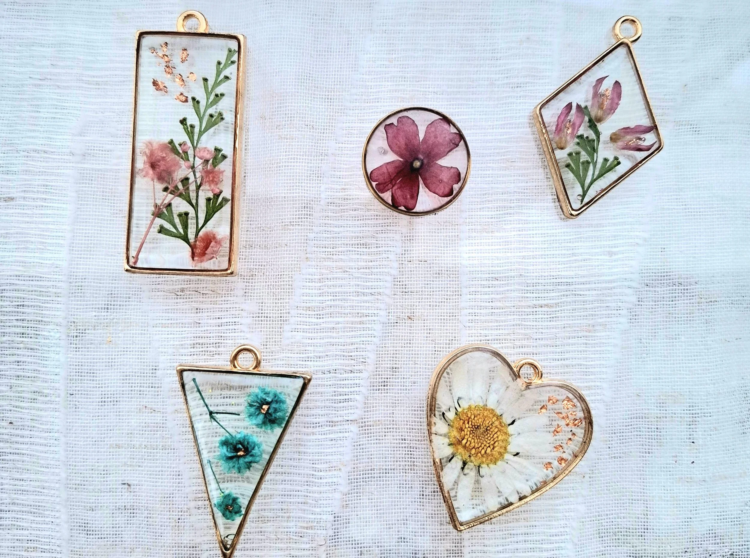 BIJOUX EN RESINE