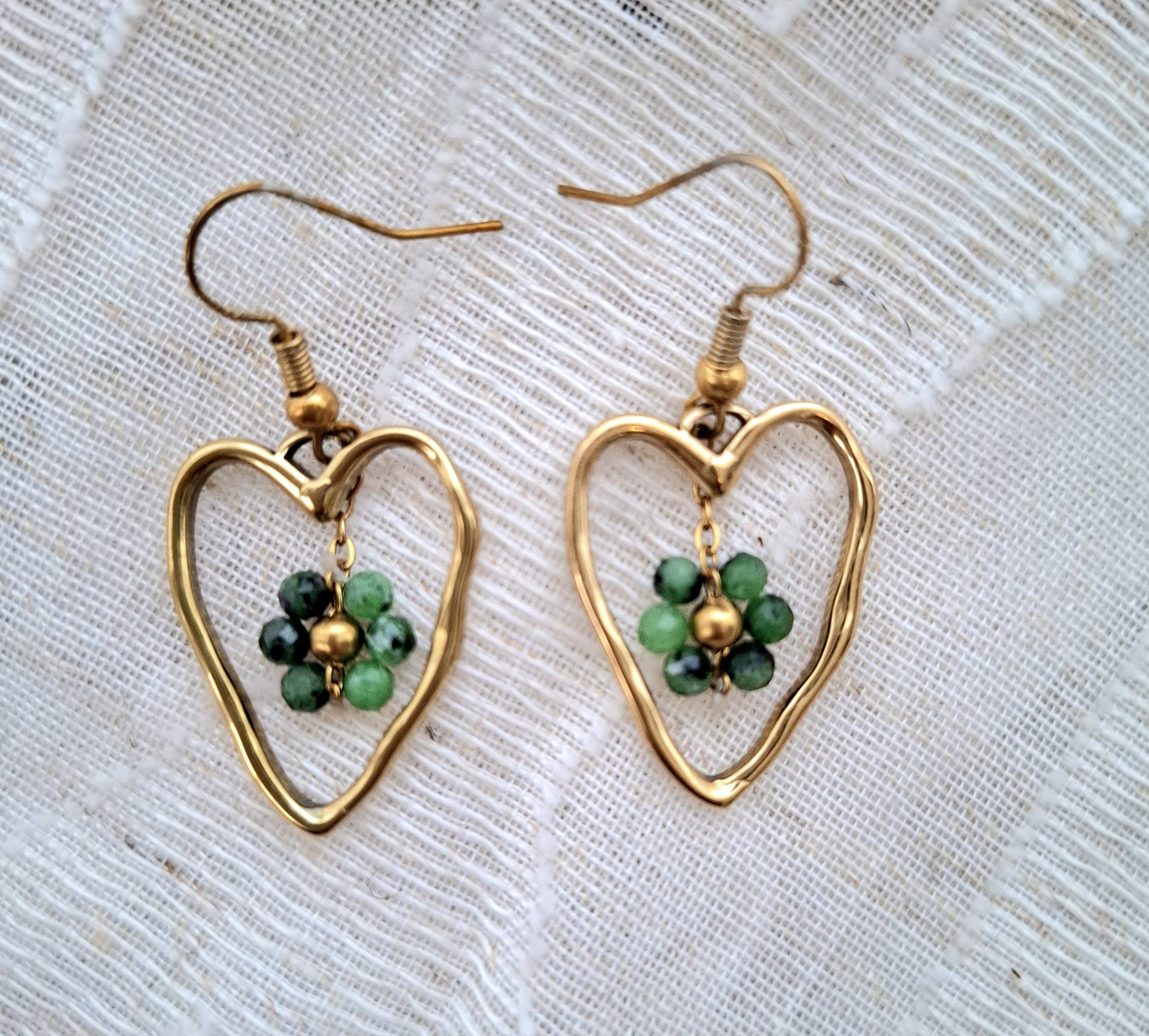 ✨ Boucles d’oreilles cœur doré et perles vertes ✨