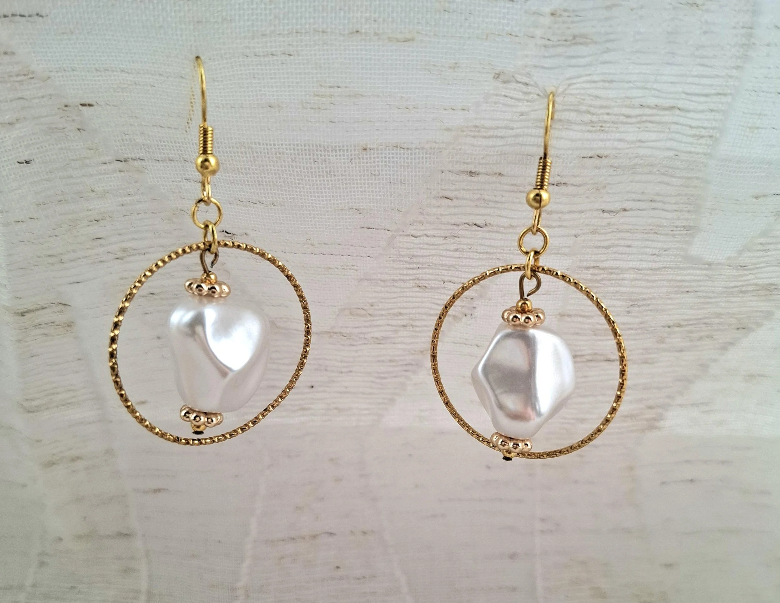 ✨ Boucles d’oreilles pendantes perle nacrée & cercle doré ✨