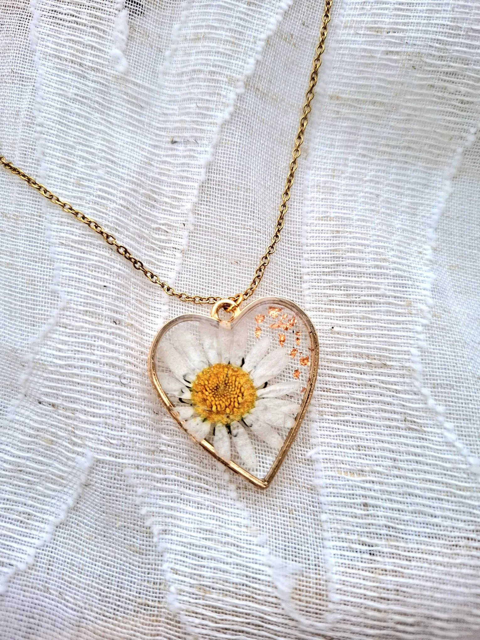 Collier cœur avec fleur séchée – Élégance naturelle 🌼