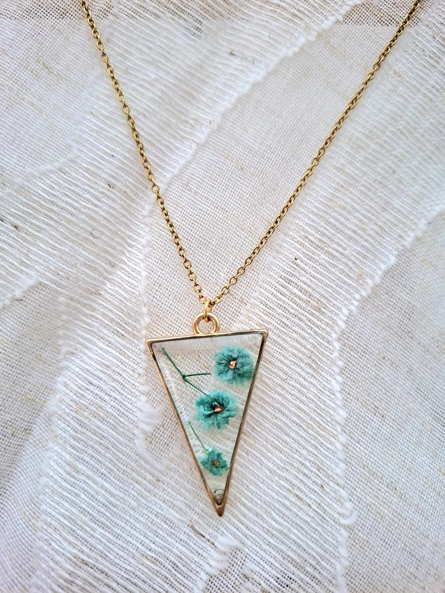 Collier triangle fleuri – Fraîcheur et modernité 💙