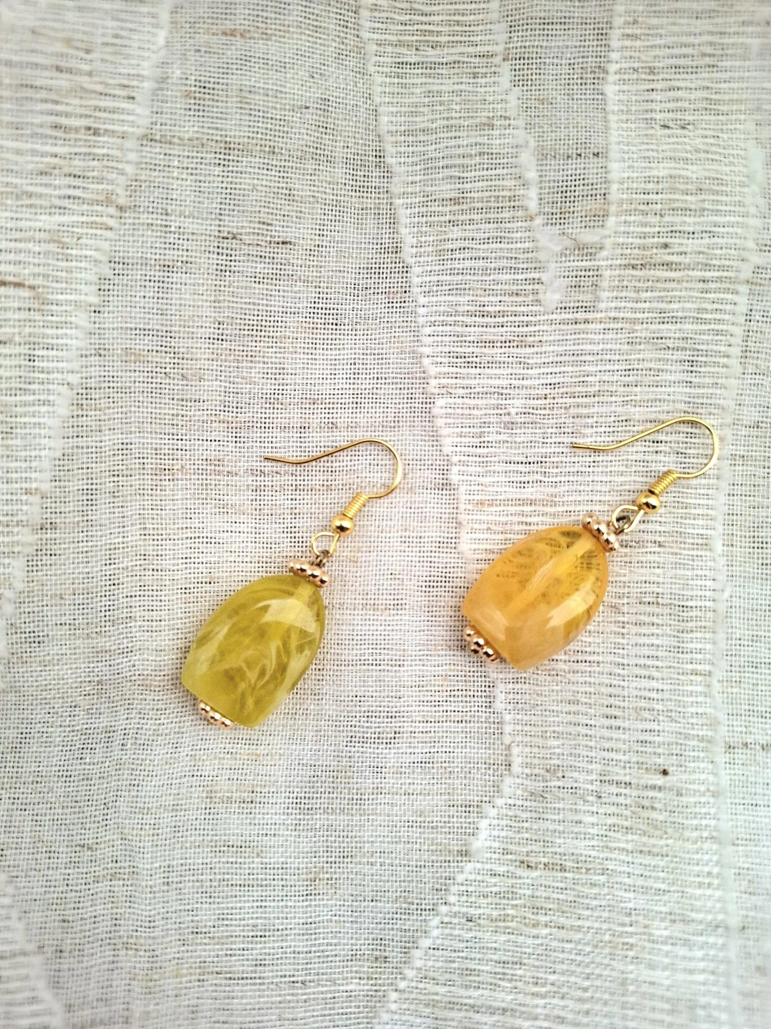 Boucles d’oreilles pendantes en résine jaune/ beige– élégance lumineuse