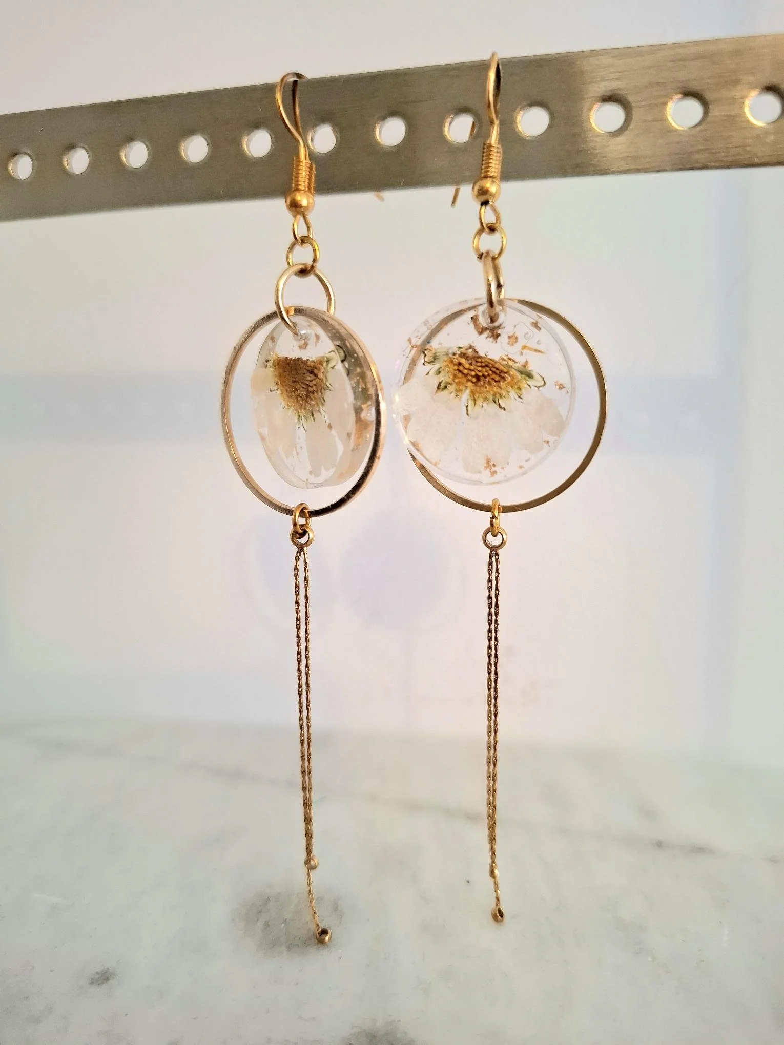 Boucles d’oreilles pendantes fleurs séchées – Élégance naturelle & délicate
