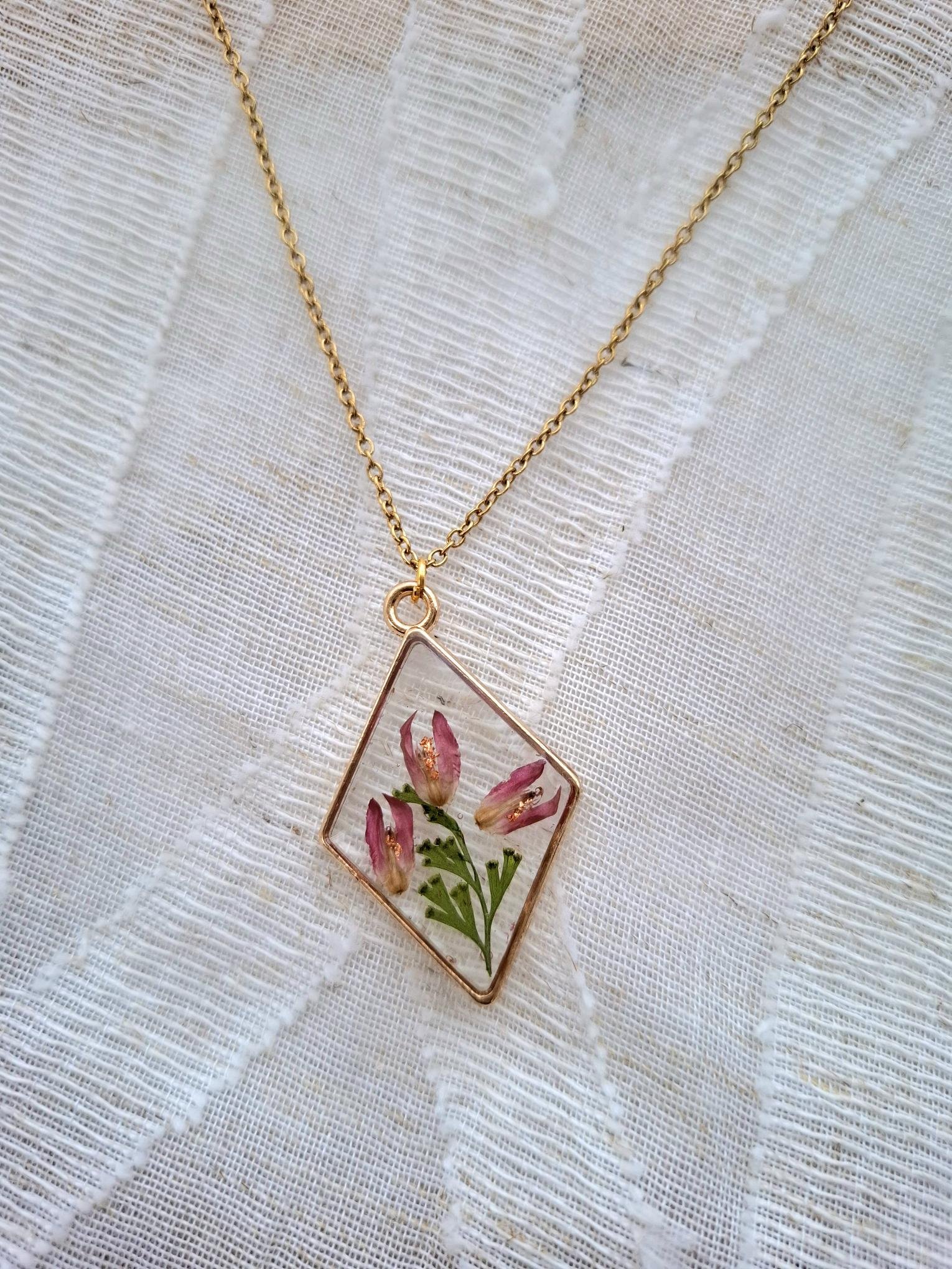 Collier pendentif fleuri – Charme délicat et naturel 🌸