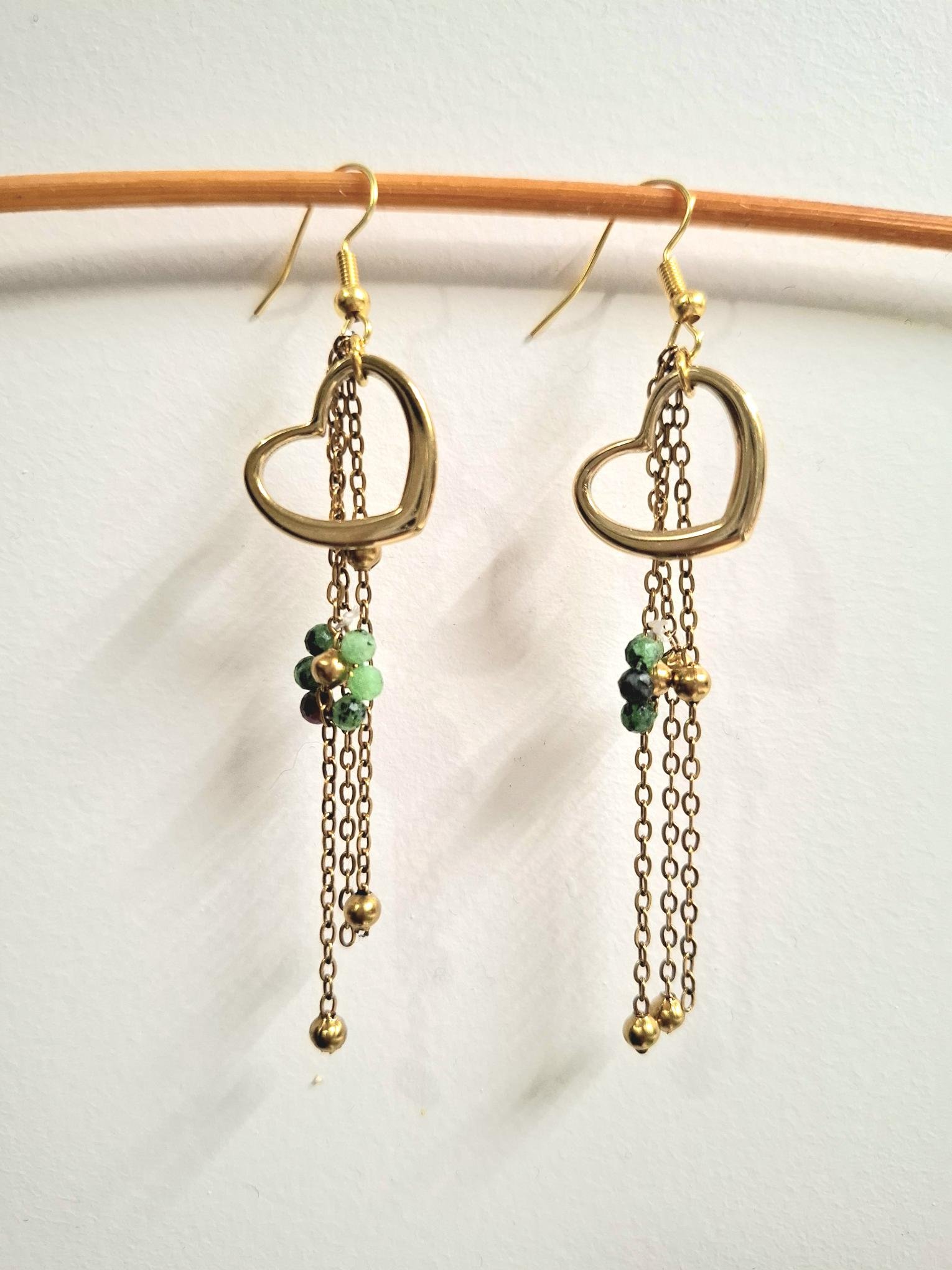 Boucles d’oreilles cœur doré avec pampilles et perles vertes