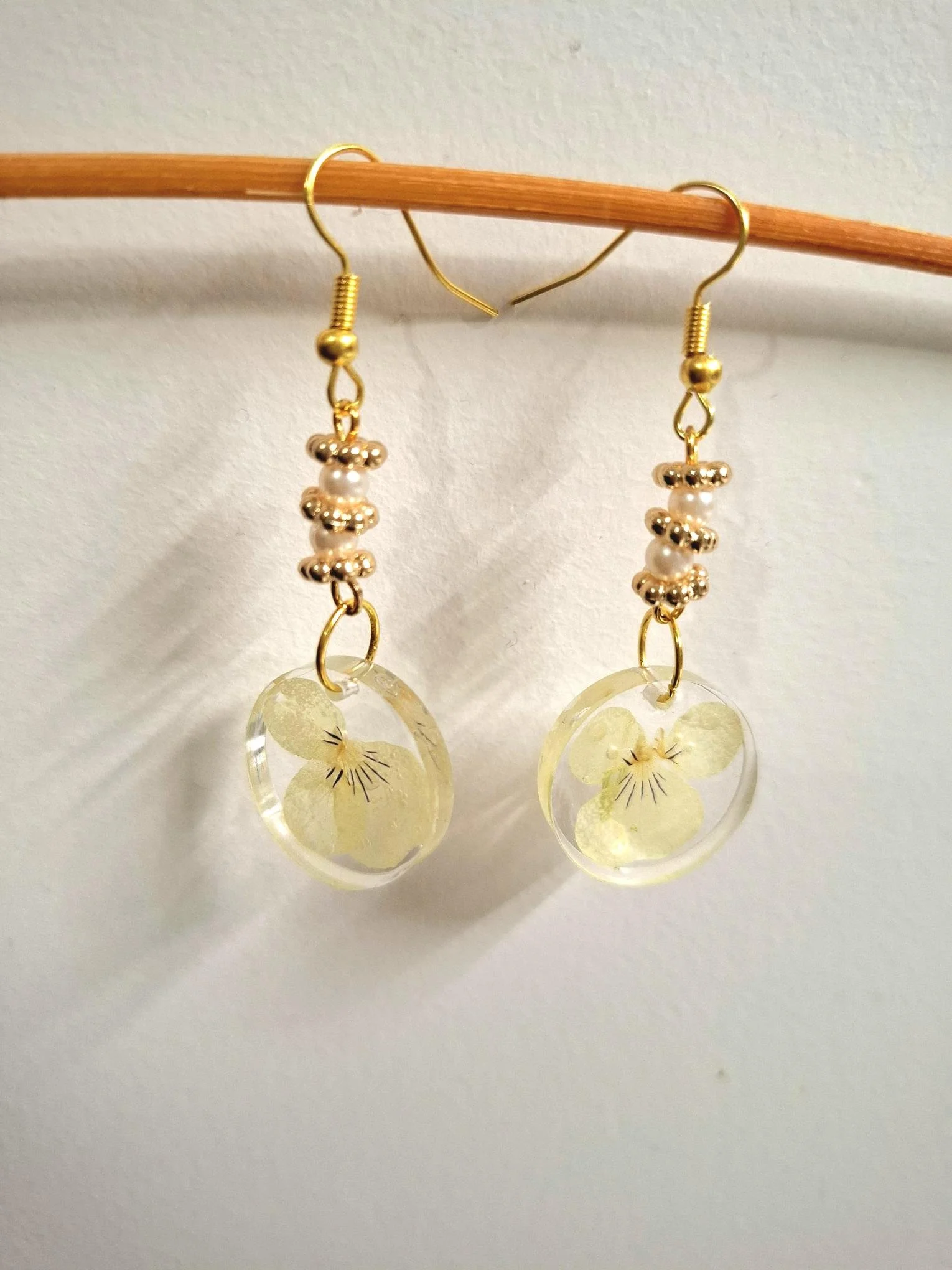 Boucles d’oreilles florales en résine avec perles dorées