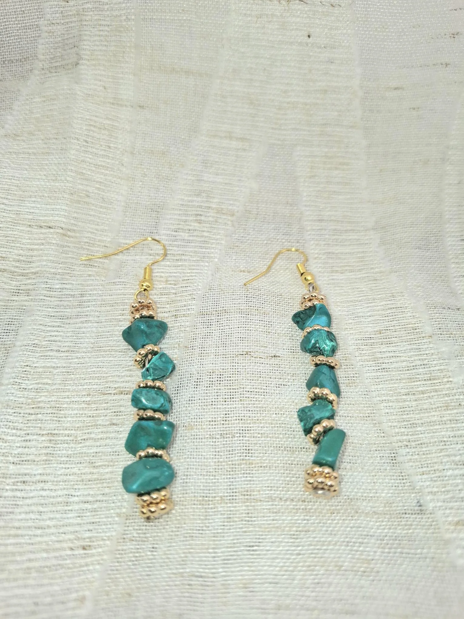 💚 Boucles d’oreilles pendantes pierres turquoise & touches dorées 💚
