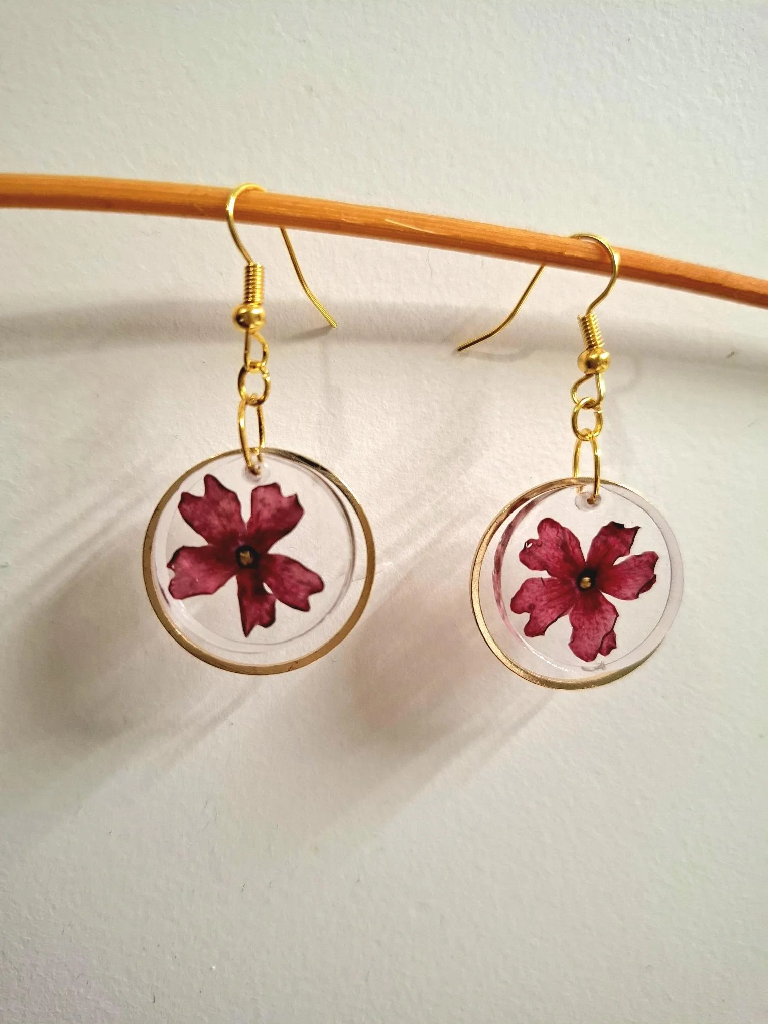 Boucles d’oreilles florales en résine – fleur rouge et contour doré