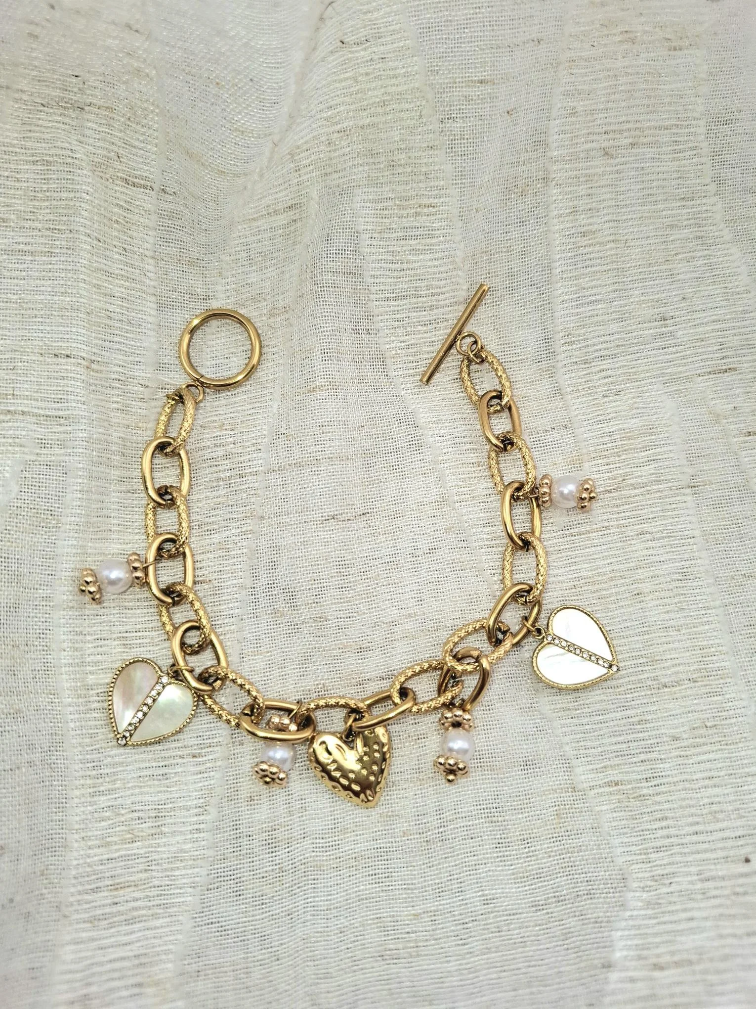Bracelet chaîne dorée à breloques cœur & perles – Élégance romantique