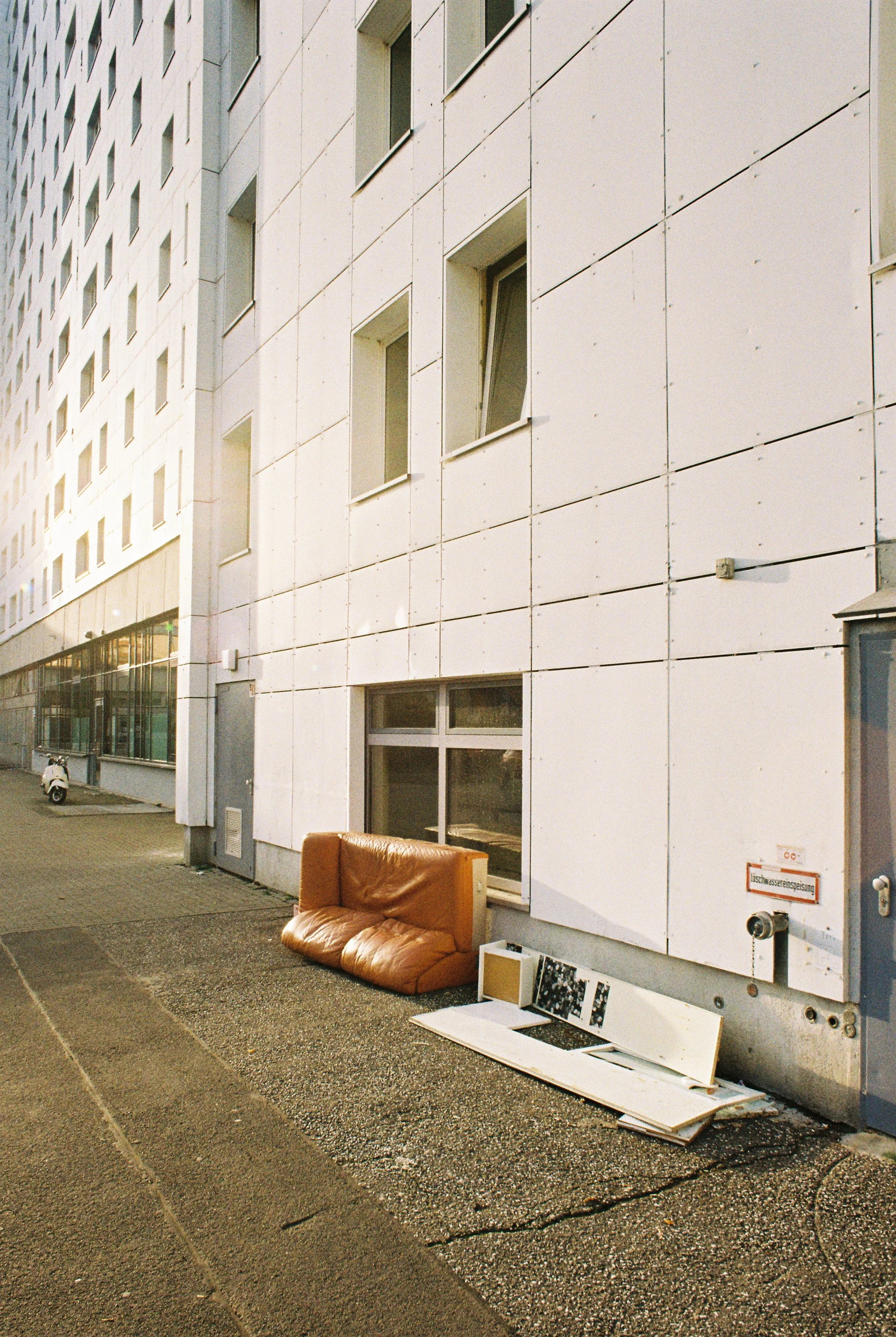 R1-05545-019A.jpg