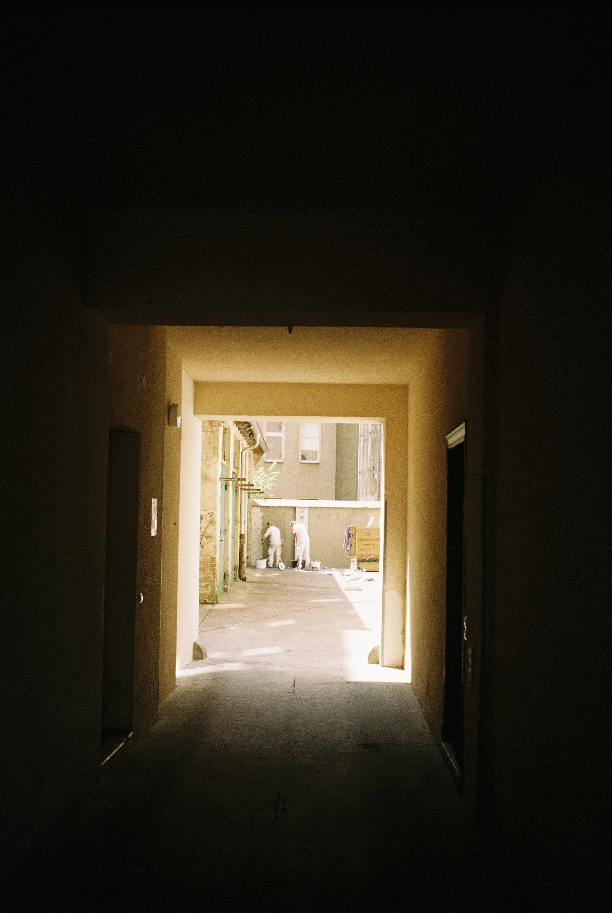 R1-05730-033A.jpg