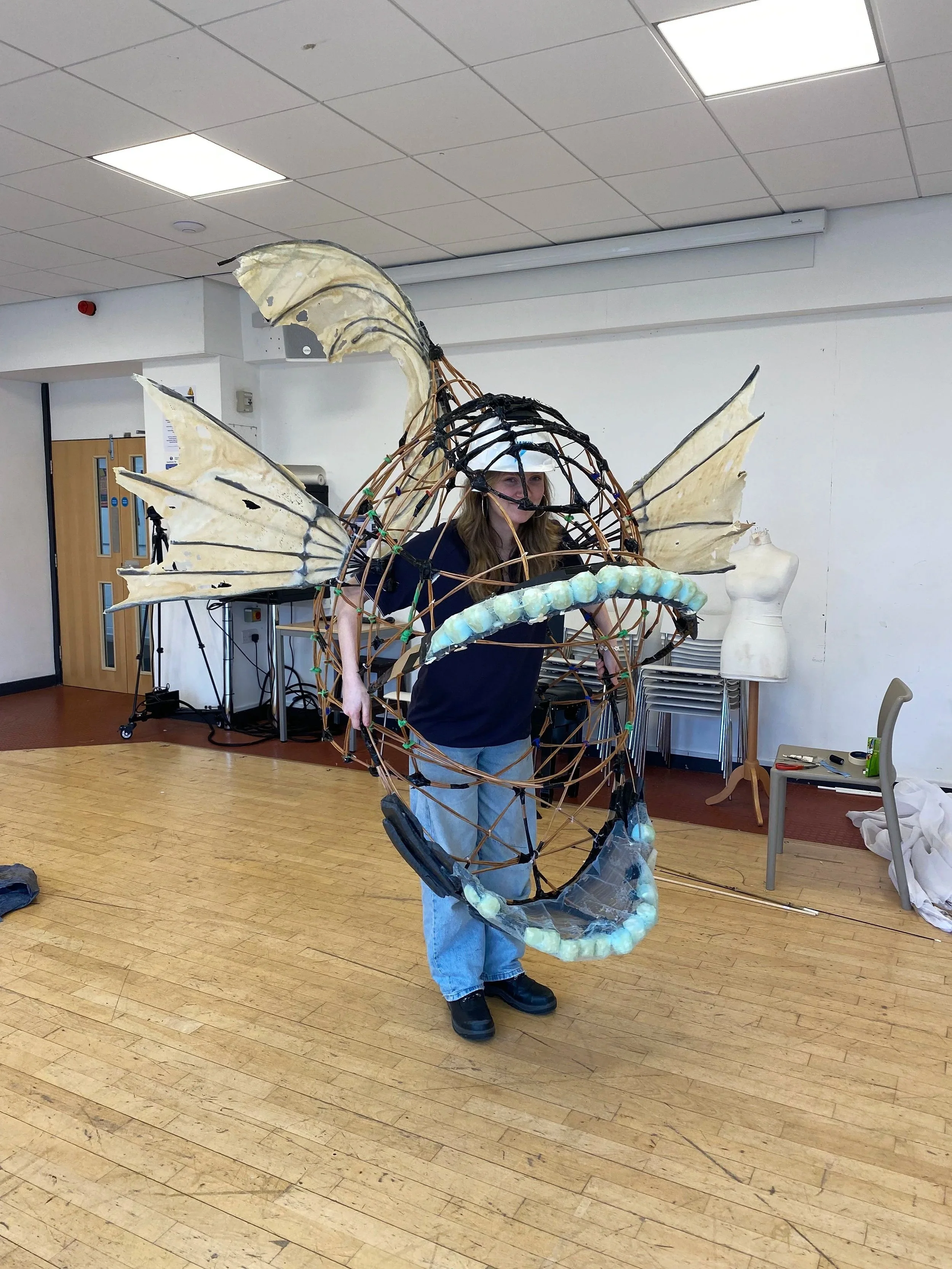 Withy structure and fins made of net fabric painted with latex.