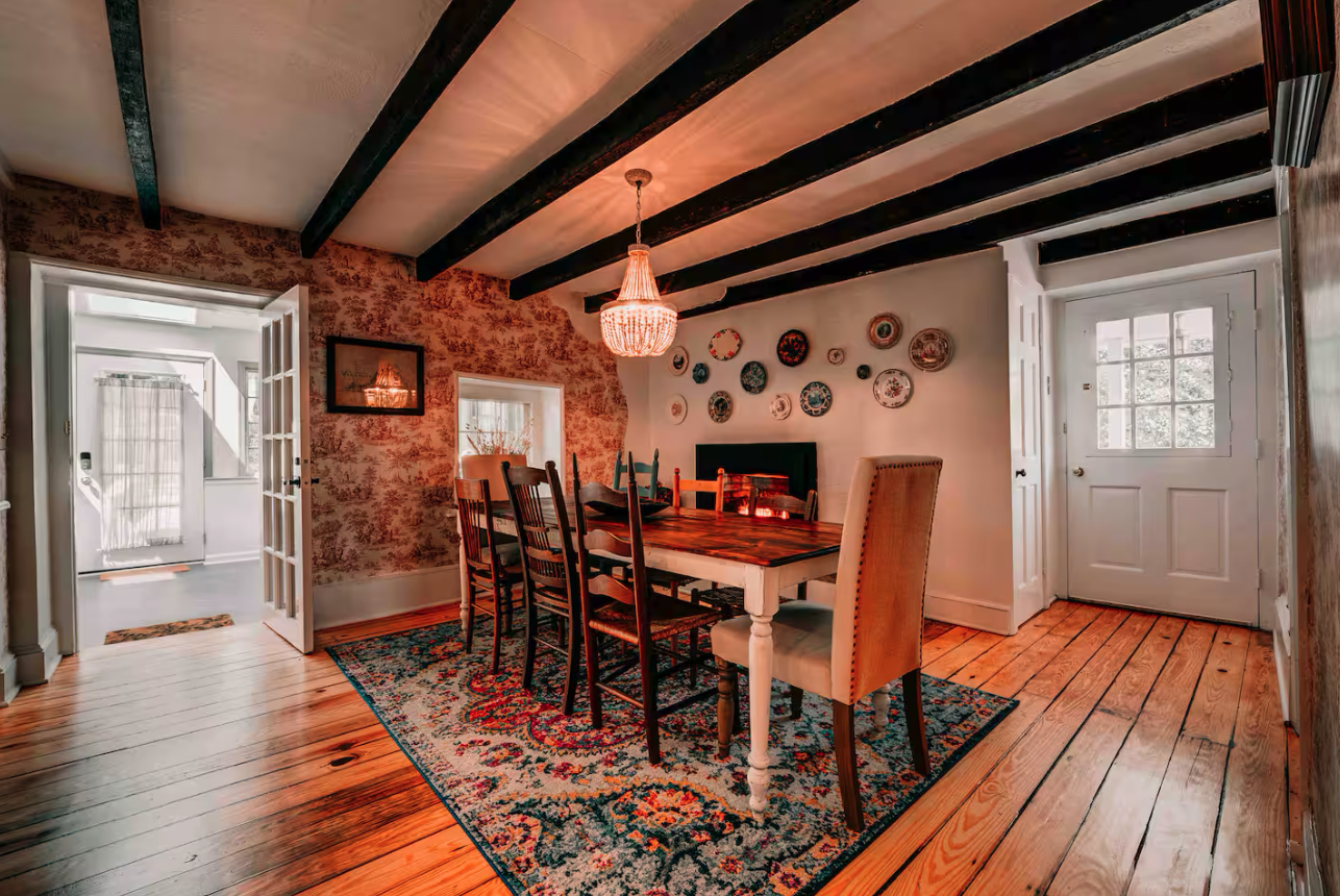 Cozy getaway near Washington, DC. Kitchen table for creative retreat.
