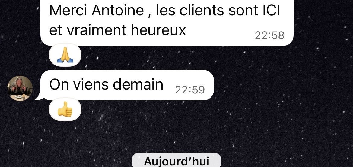 Capture d'écran d'une conversation de messagerie avec du texte en français et des emojis de mains en prière et de pouce levé.