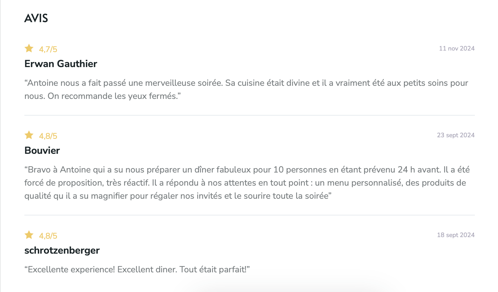 Page avec des avis clients, montrant le nom, la note en étoiles, et des commentaires sur leurs expériences dans un restaurant.