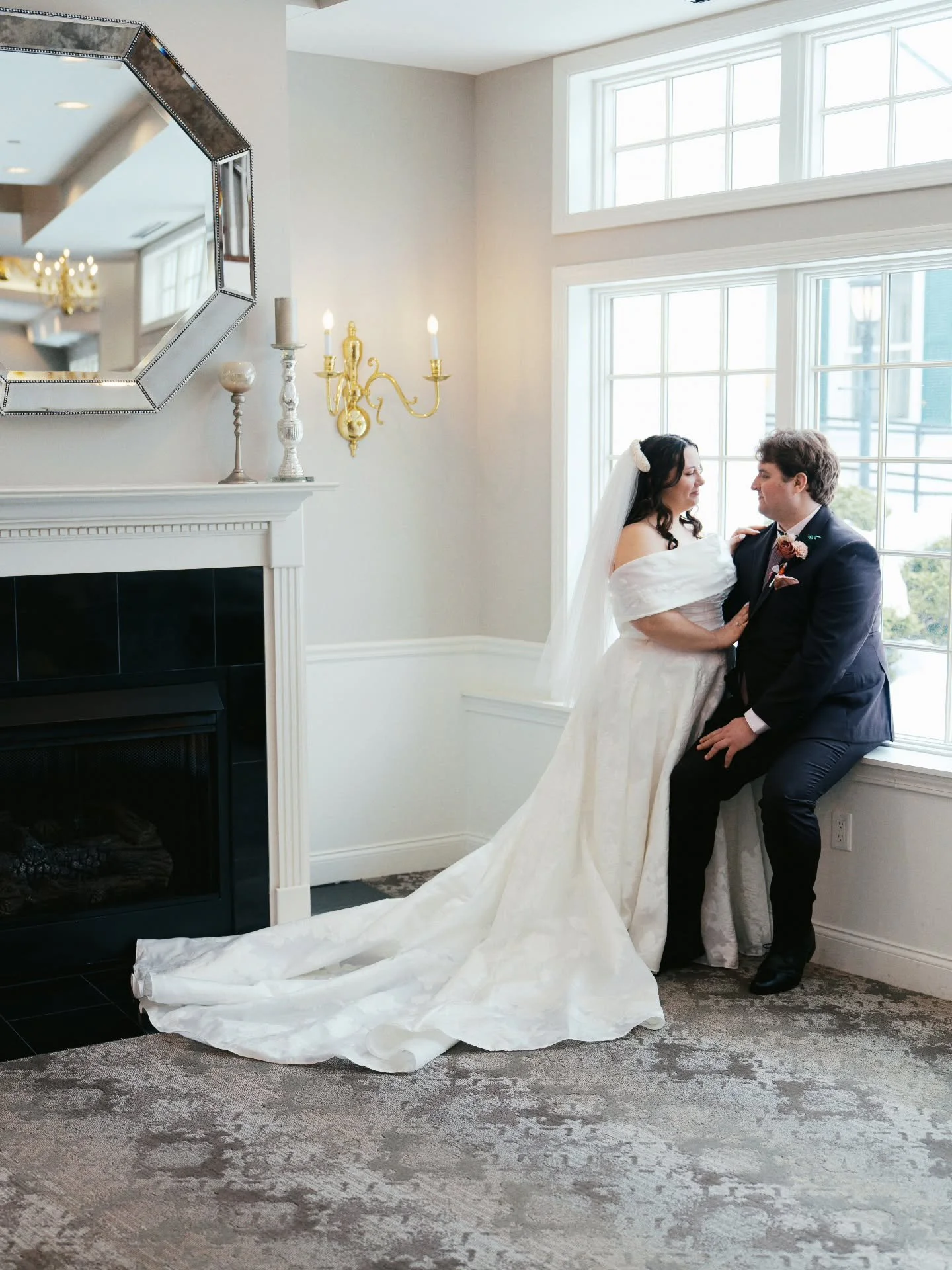 Soft light, quiet moments, forever begins here✨️
A romantic foyer made for timeless moments.
#chocksettinnweddings #venue #weddings #engaged #luxuryweddings 
📸 @serenaburroughs