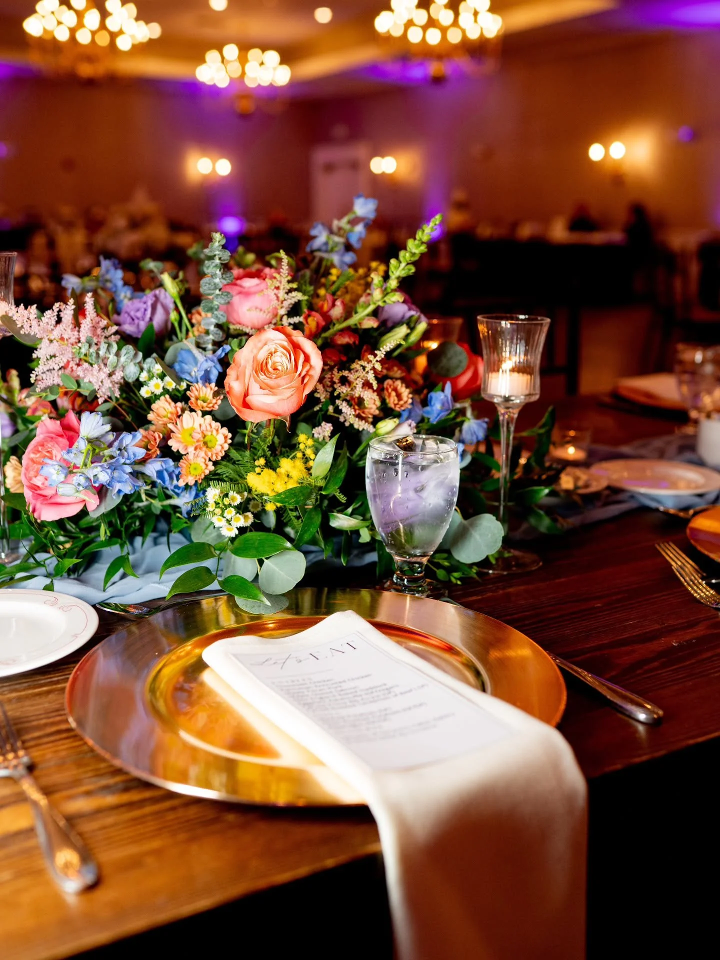 Spring flowers are right round the corner☀️ 
We are looking forward to celebrating all of our spring time weddings ⚘️🌷🪻
📸@aliciapetittiphotography 
Flowers- @macmannisflorist