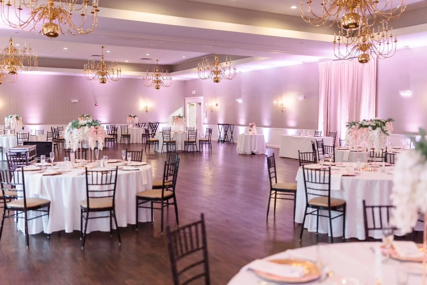 Spring Weddings are in bloom🌷🪻⚘️ We have some great Spring 2027 dates available. 
 Reach out today fo more information 
📩 email weddings@chocksettinn.com 
📞 call 978.422.3355 
📸@reimanphotography 
#centralmassweddings #venue #engaged #springwedd