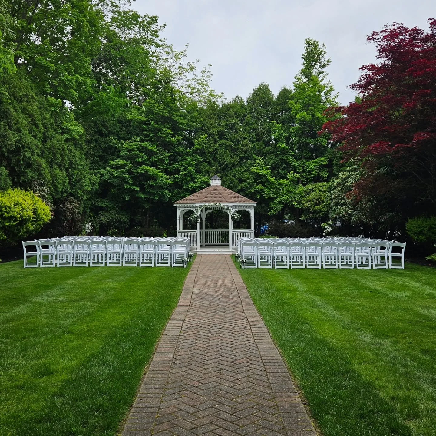 🌿✨ Say &ldquo;I Do&rdquo; in the Garden ✨🌿

Surrounded by blooming flowers, lush greenery, and the people who matter most, our private gardens provide the perfect backdrop for an unforgettable wedding ceremony. From intimate vows to breathtaking ph