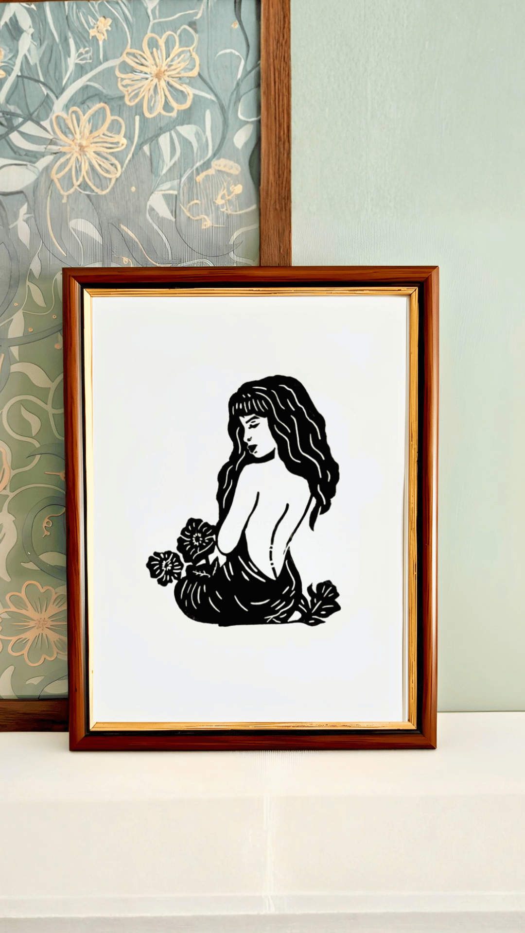 Schilderijtje met een linoprint van een zittende vrouw