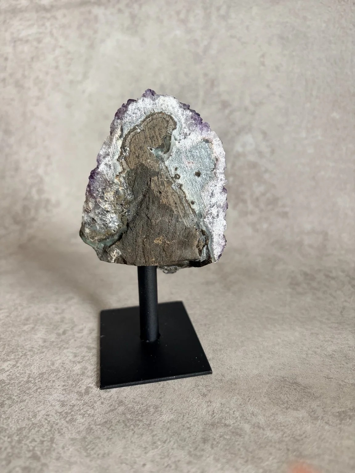amethist op standaard van de achterkant