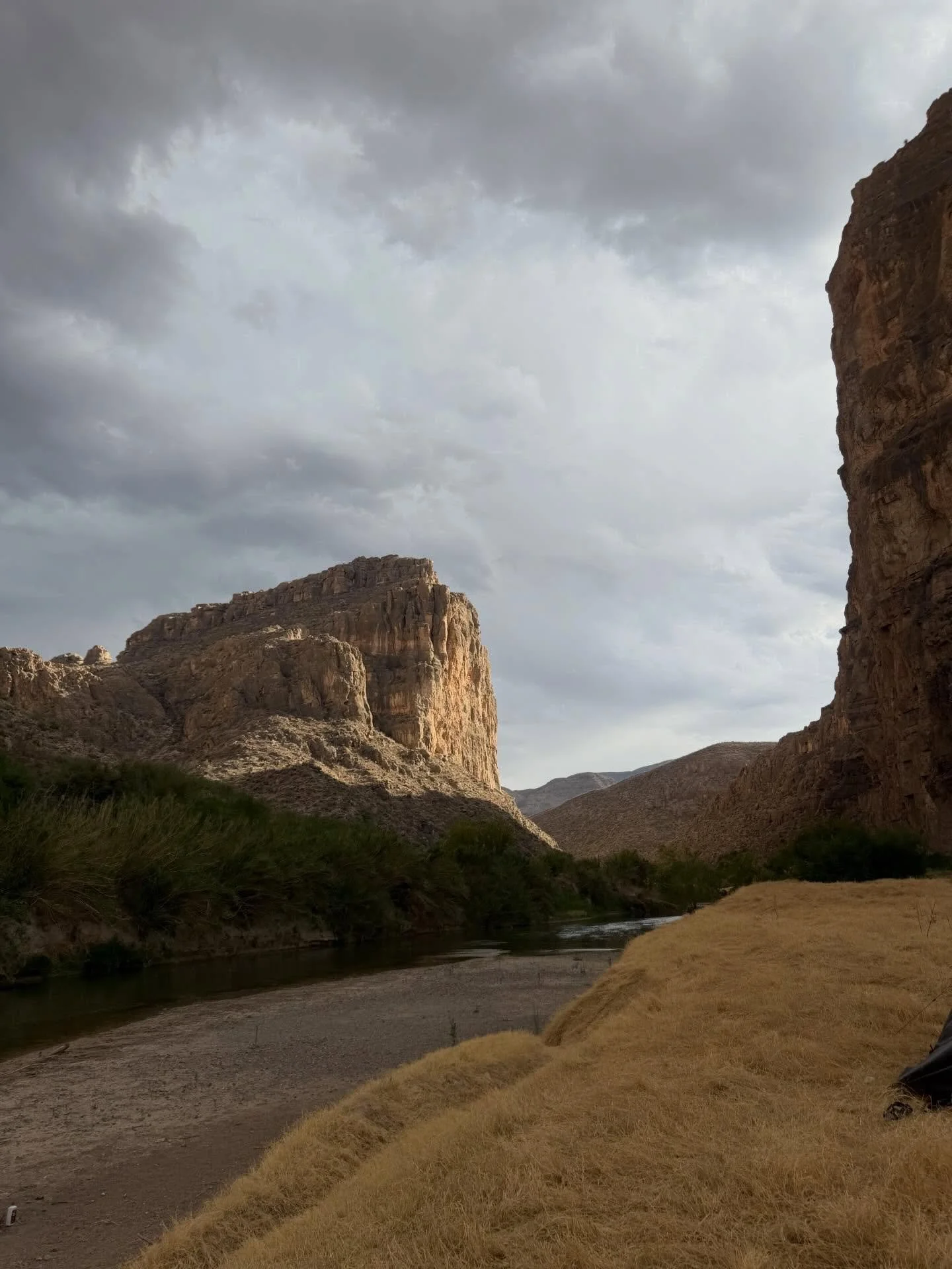 Last Boquillas Canyon trip of the season🛶
Such a awesome trip 💪🏼 fantastic group 
All these memories I&rsquo;ve made through these canyon will stay with me always 🫶🏼🔥

Book your next trip with: @hiddendaggeradventures