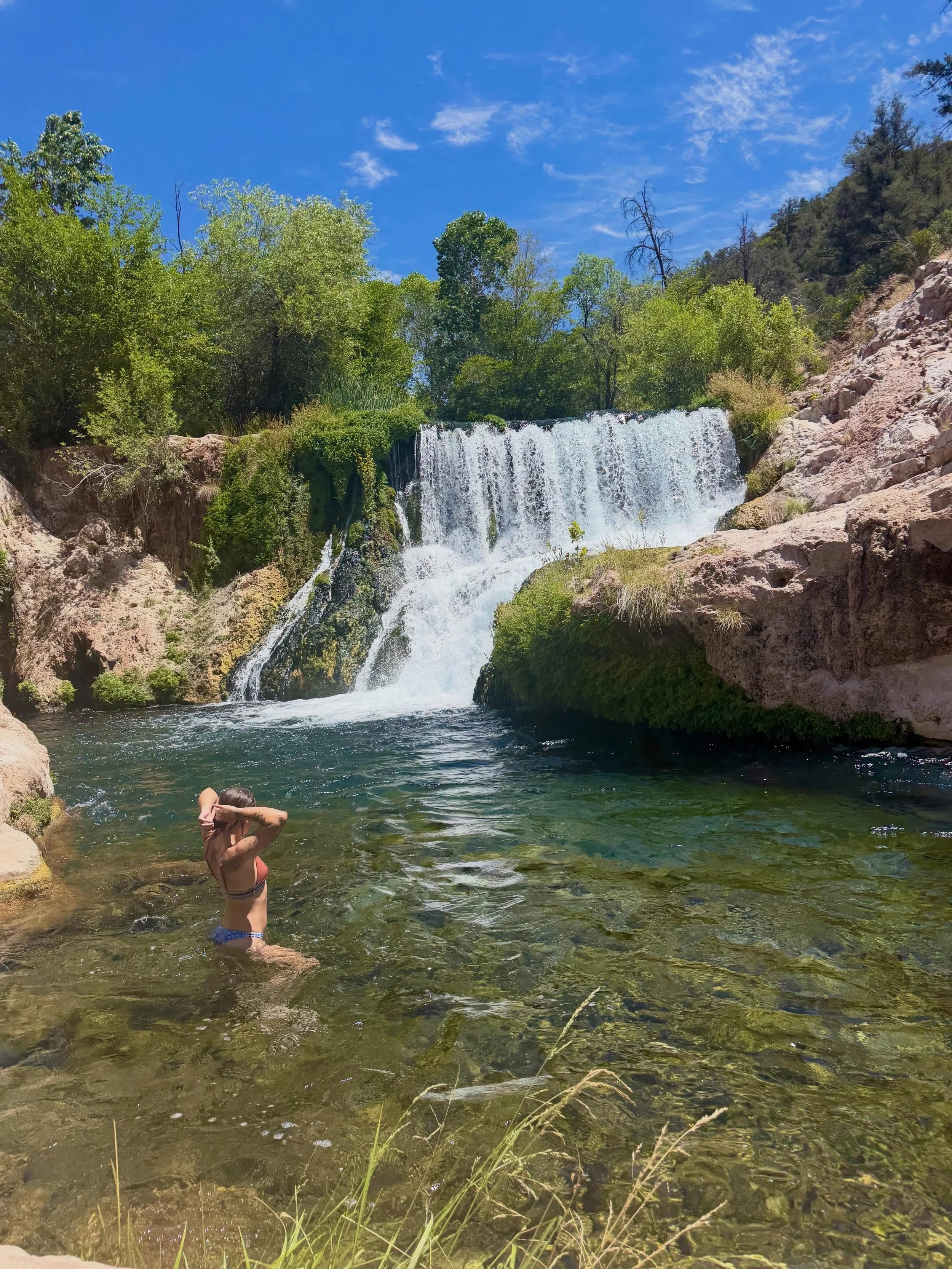 Hiked 8.6 miles in Arizona to this incredible spring fed waterfall 😍
So nice to swim around in this Cold and Crystal Clear Water 💧 
Definitely could have stayed here forever 🏜️

Sister Trip 2026
#arizona #fossilsprings #waterfall